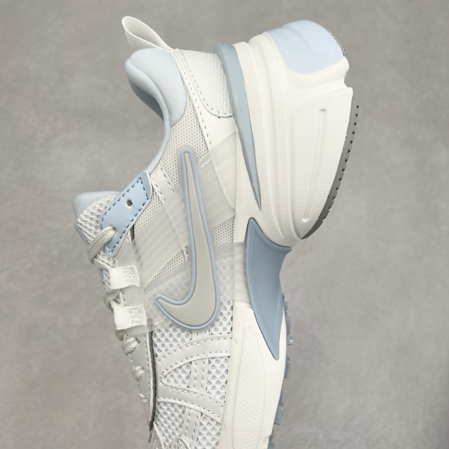 图片[7]-NK V2K Runtekk 减震防滑低帮 复古老爹鞋跑步鞋 HQ4060-100 鞋款被命名为 Runtekk 设计上借鉴了 2000 年的跑鞋风格 配色上以金属银为主调 简练又有复古运动气质 材质上使用大面积网眼、皮革、TPU 组成 支撑和透气性肯定不错 中底处由 Cushlon 泡绵打造 保证在压马路时可以提供优秀脚感 并通过一手做旧氧化效果突出复古感 中底造型很容易让大家联想到巴黎世家3XL 增高效果同样不能忽视 尺码：36 36.5 37.5 38 38.5 39 40 40.5 41 42 42.5 43 44 44.5 45-选品中心