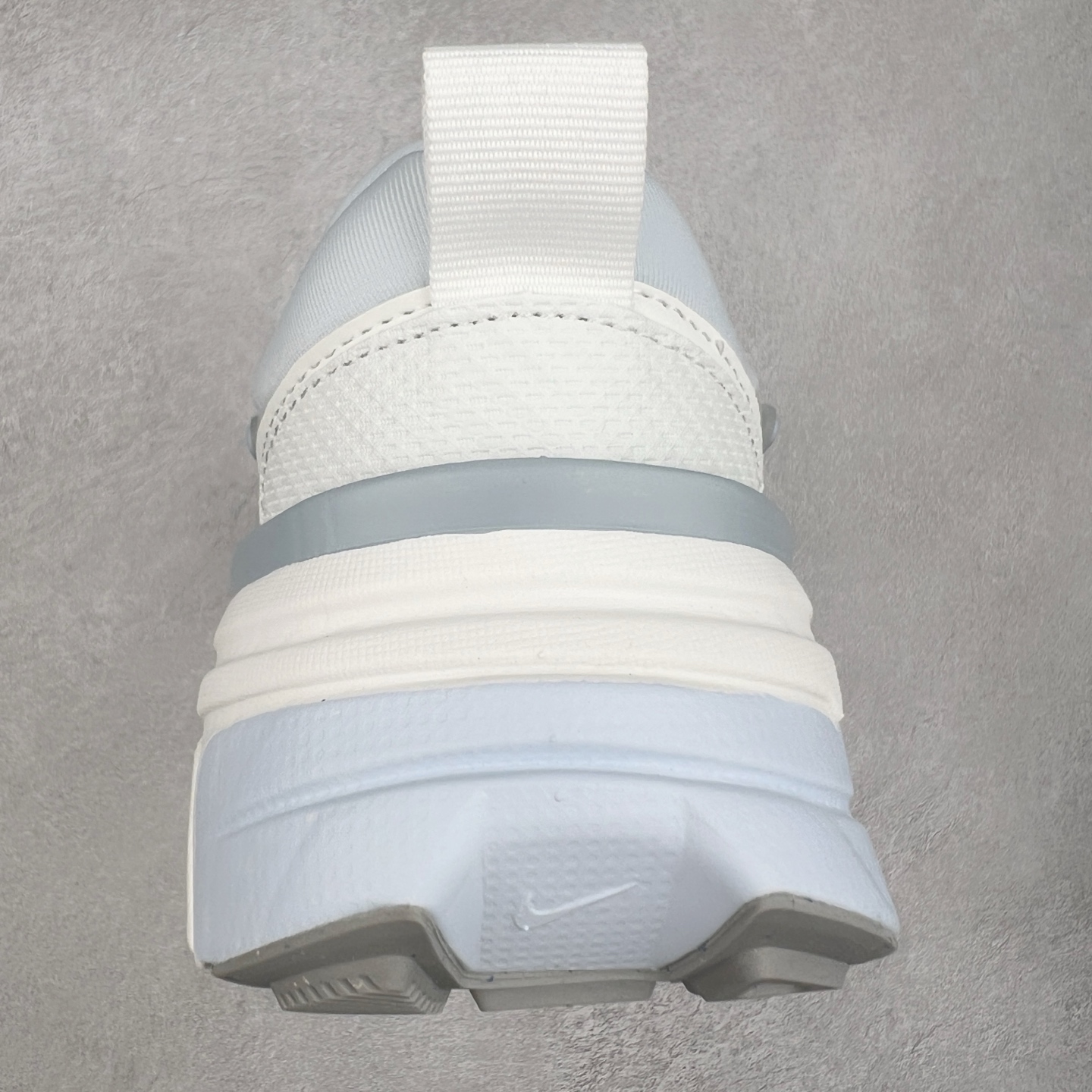 图片[8]-NK V2K Runtekk 减震防滑低帮 复古老爹鞋跑步鞋 HQ4060-100 鞋款被命名为 Runtekk 设计上借鉴了 2000 年的跑鞋风格 配色上以金属银为主调 简练又有复古运动气质 材质上使用大面积网眼、皮革、TPU 组成 支撑和透气性肯定不错 中底处由 Cushlon 泡绵打造 保证在压马路时可以提供优秀脚感 并通过一手做旧氧化效果突出复古感 中底造型很容易让大家联想到巴黎世家3XL 增高效果同样不能忽视 尺码：36 36.5 37.5 38 38.5 39 40 40.5 41 42 42.5 43 44 44.5 45-选品中心