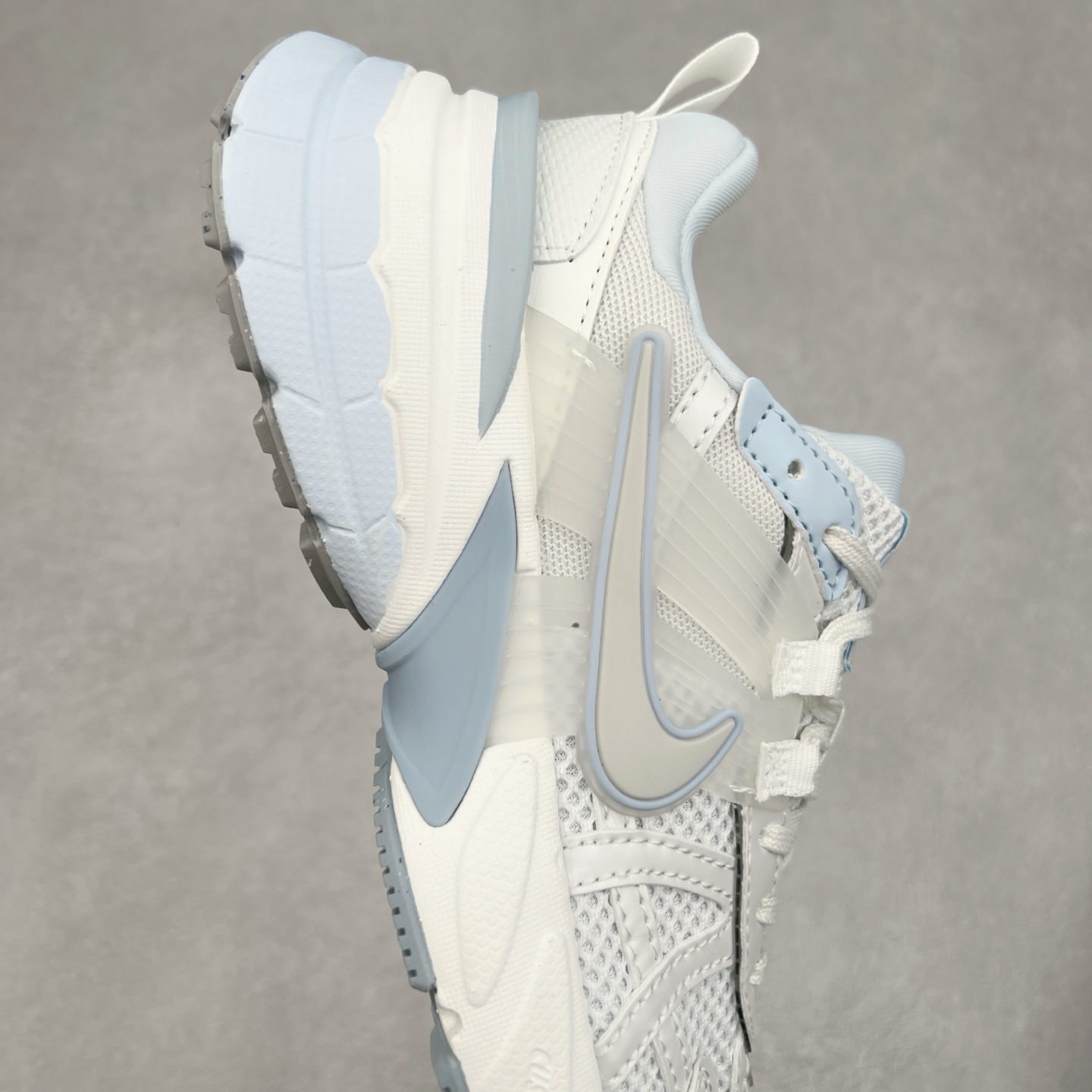 图片[6]-NK V2K Runtekk 减震防滑低帮 复古老爹鞋跑步鞋 HQ4060-100 鞋款被命名为 Runtekk 设计上借鉴了 2000 年的跑鞋风格 配色上以金属银为主调 简练又有复古运动气质 材质上使用大面积网眼、皮革、TPU 组成 支撑和透气性肯定不错 中底处由 Cushlon 泡绵打造 保证在压马路时可以提供优秀脚感 并通过一手做旧氧化效果突出复古感 中底造型很容易让大家联想到巴黎世家3XL 增高效果同样不能忽视 尺码：36 36.5 37.5 38 38.5 39 40 40.5 41 42 42.5 43 44 44.5 45-选品中心