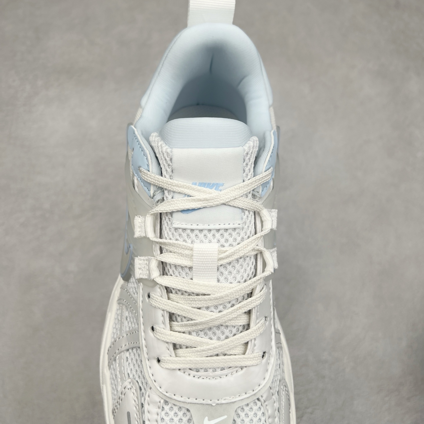 图片[5]-NK V2K Runtekk 减震防滑低帮 复古老爹鞋跑步鞋 HQ4060-100 鞋款被命名为 Runtekk 设计上借鉴了 2000 年的跑鞋风格 配色上以金属银为主调 简练又有复古运动气质 材质上使用大面积网眼、皮革、TPU 组成 支撑和透气性肯定不错 中底处由 Cushlon 泡绵打造 保证在压马路时可以提供优秀脚感 并通过一手做旧氧化效果突出复古感 中底造型很容易让大家联想到巴黎世家3XL 增高效果同样不能忽视 尺码：36 36.5 37.5 38 38.5 39 40 40.5 41 42 42.5 43 44 44.5 45-选品中心