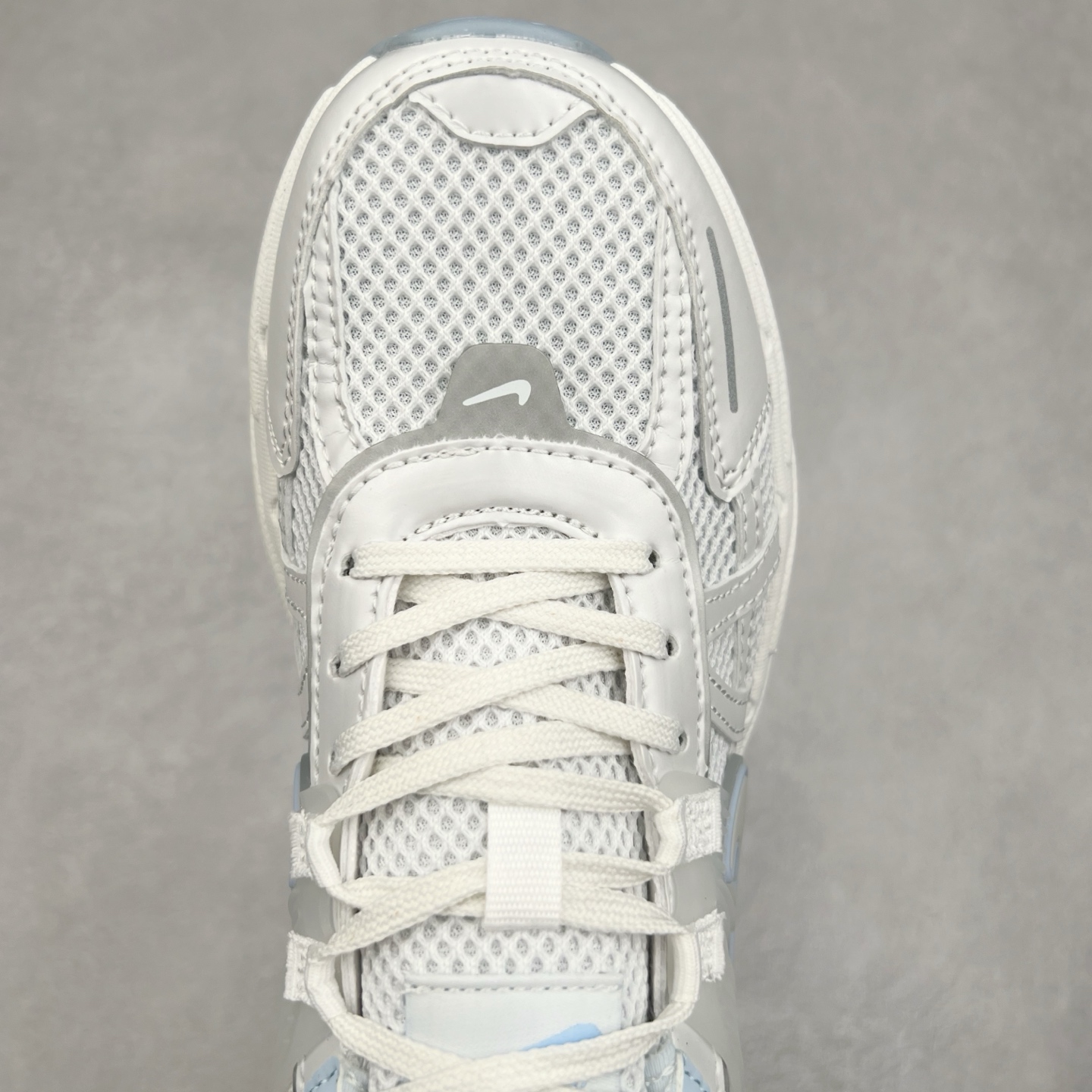 图片[4]-NK V2K Runtekk 减震防滑低帮 复古老爹鞋跑步鞋 HQ4060-100 鞋款被命名为 Runtekk 设计上借鉴了 2000 年的跑鞋风格 配色上以金属银为主调 简练又有复古运动气质 材质上使用大面积网眼、皮革、TPU 组成 支撑和透气性肯定不错 中底处由 Cushlon 泡绵打造 保证在压马路时可以提供优秀脚感 并通过一手做旧氧化效果突出复古感 中底造型很容易让大家联想到巴黎世家3XL 增高效果同样不能忽视 尺码：36 36.5 37.5 38 38.5 39 40 40.5 41 42 42.5 43 44 44.5 45-选品中心