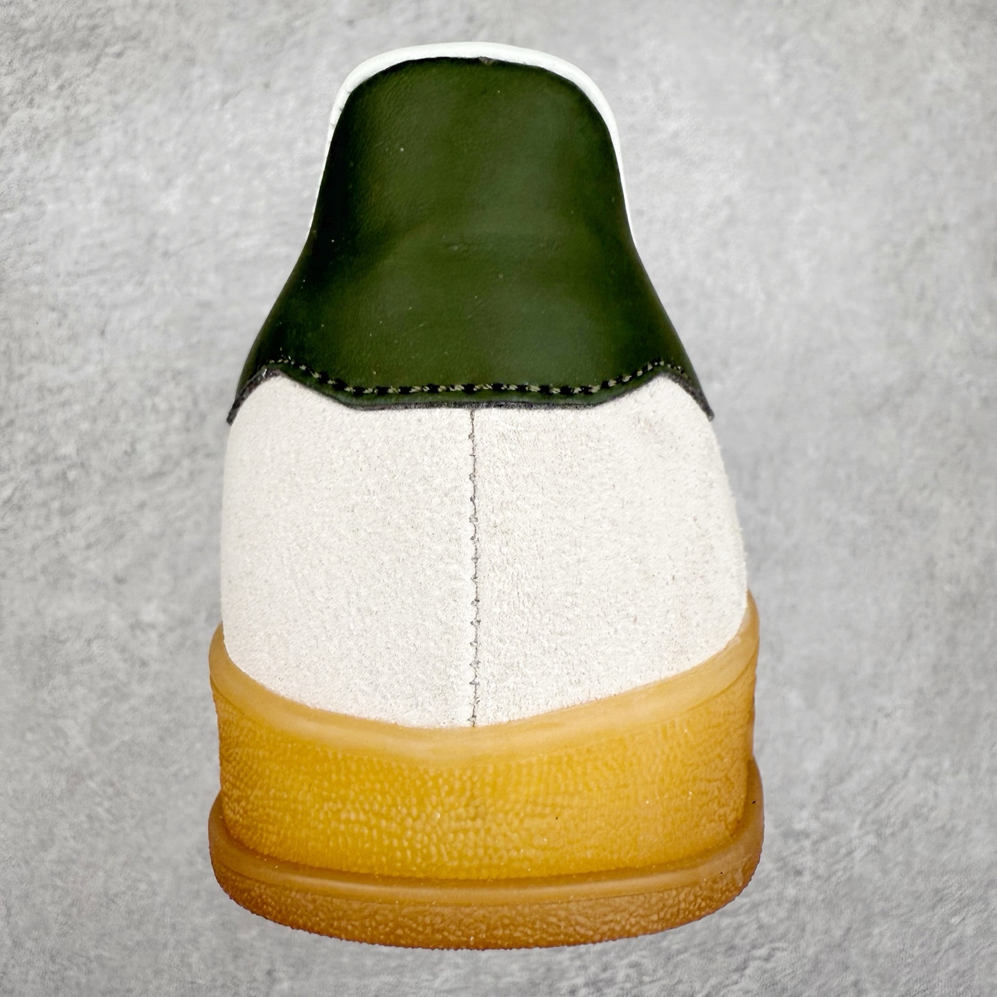 图片[8]-＃纯原福利 AD Original Gazelle Indoor Trainers 瞪羚室内鞋系列低帮复古百搭休闲运动德训风板鞋 JI2717 长期补货超性价比特供批次 原厂定制长毛翻毛皮组合环保纤维革鞋面材质 内置环保海玻璃鞋垫 外置RB橡胶大底 产品品控稳定性领先行业 原厂全套原楦原纸板冲刀磨具开发 原厂皮料加持 原厂港宝加持定型后跟R度完美 将复古进行到底 简约流畅 三十年不变经典 这款Gazelle运动鞋 无论面料、配色、质感或设计 都只在重现其1991年原款的经典 皮革鞋面 撞色三条纹和鞋跟标的设计 力求呈现90年代的经典复古风潮 Samba火热的同时 也带动了其它的复古鞋型 Gazelle便是其中一只 Gazelle Indoor拥有包边更宽的T字型鞋头 更好的保护运动员的前掌 浓浓的复古氛围感 非常适合现在流行的Cleanfit风格 尺码：35 36 36⅔ 37⅓ 38 38⅔ 39⅓ 40 40⅔ 41⅓ 42 42⅔ 43⅓ 44 44⅔ 45-选品中心