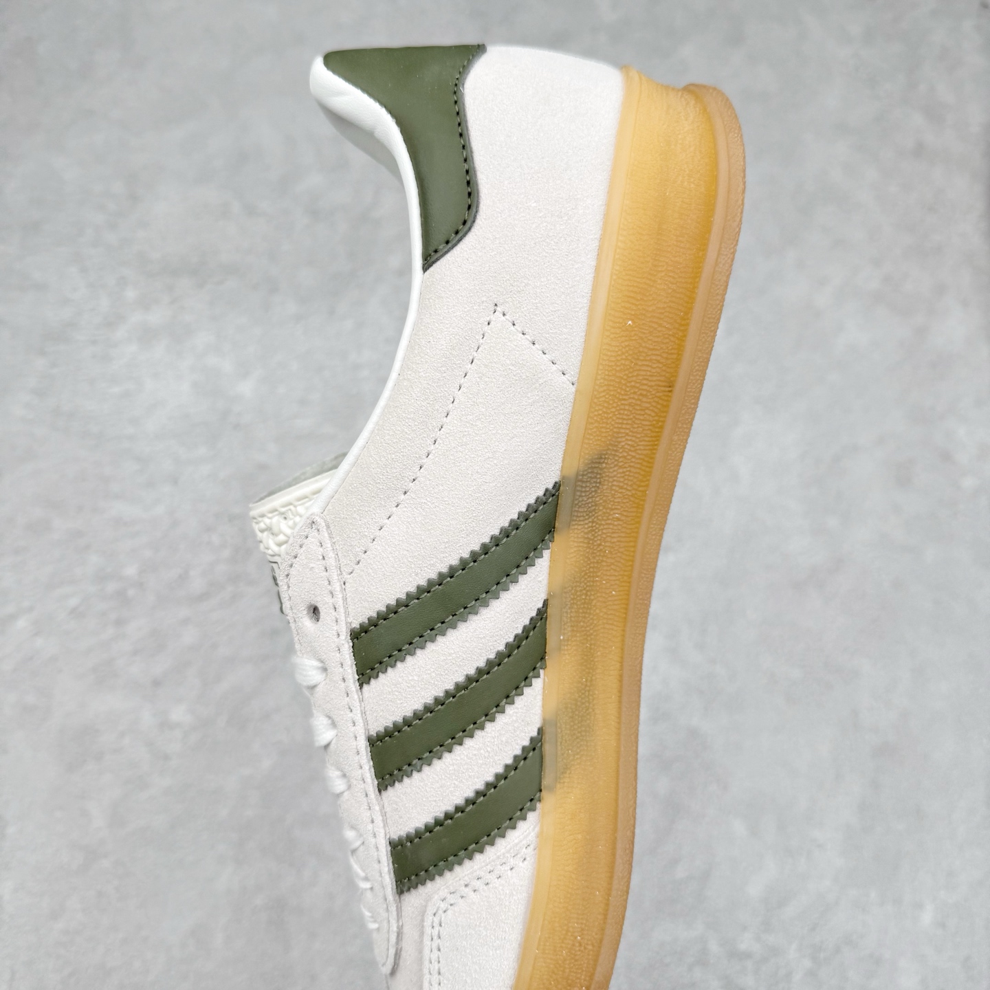 图片[7]-＃纯原福利 AD Original Gazelle Indoor Trainers 瞪羚室内鞋系列低帮复古百搭休闲运动德训风板鞋 JI2717 长期补货超性价比特供批次 原厂定制长毛翻毛皮组合环保纤维革鞋面材质 内置环保海玻璃鞋垫 外置RB橡胶大底 产品品控稳定性领先行业 原厂全套原楦原纸板冲刀磨具开发 原厂皮料加持 原厂港宝加持定型后跟R度完美 将复古进行到底 简约流畅 三十年不变经典 这款Gazelle运动鞋 无论面料、配色、质感或设计 都只在重现其1991年原款的经典 皮革鞋面 撞色三条纹和鞋跟标的设计 力求呈现90年代的经典复古风潮 Samba火热的同时 也带动了其它的复古鞋型 Gazelle便是其中一只 Gazelle Indoor拥有包边更宽的T字型鞋头 更好的保护运动员的前掌 浓浓的复古氛围感 非常适合现在流行的Cleanfit风格 尺码：35 36 36⅔ 37⅓ 38 38⅔ 39⅓ 40 40⅔ 41⅓ 42 42⅔ 43⅓ 44 44⅔ 45-选品中心