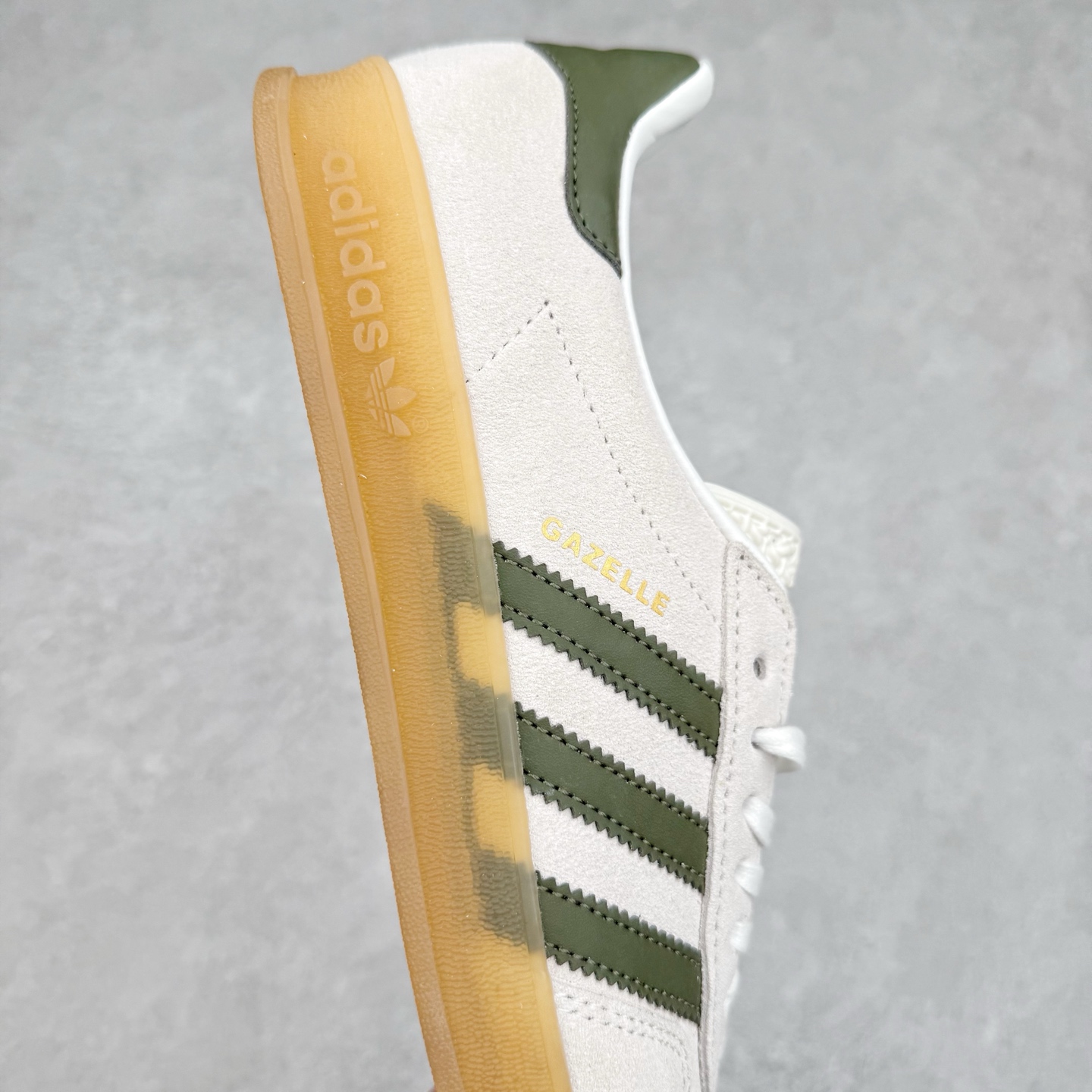图片[6]-＃纯原福利 AD Original Gazelle Indoor Trainers 瞪羚室内鞋系列低帮复古百搭休闲运动德训风板鞋 JI2717 长期补货超性价比特供批次 原厂定制长毛翻毛皮组合环保纤维革鞋面材质 内置环保海玻璃鞋垫 外置RB橡胶大底 产品品控稳定性领先行业 原厂全套原楦原纸板冲刀磨具开发 原厂皮料加持 原厂港宝加持定型后跟R度完美 将复古进行到底 简约流畅 三十年不变经典 这款Gazelle运动鞋 无论面料、配色、质感或设计 都只在重现其1991年原款的经典 皮革鞋面 撞色三条纹和鞋跟标的设计 力求呈现90年代的经典复古风潮 Samba火热的同时 也带动了其它的复古鞋型 Gazelle便是其中一只 Gazelle Indoor拥有包边更宽的T字型鞋头 更好的保护运动员的前掌 浓浓的复古氛围感 非常适合现在流行的Cleanfit风格 尺码：35 36 36⅔ 37⅓ 38 38⅔ 39⅓ 40 40⅔ 41⅓ 42 42⅔ 43⅓ 44 44⅔ 45-选品中心