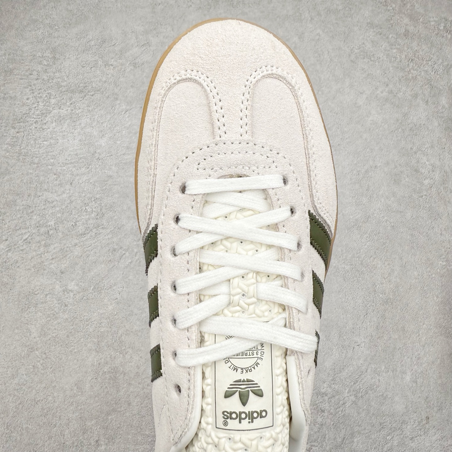 图片[4]-＃纯原福利 AD Original Gazelle Indoor Trainers 瞪羚室内鞋系列低帮复古百搭休闲运动德训风板鞋 JI2717 长期补货超性价比特供批次 原厂定制长毛翻毛皮组合环保纤维革鞋面材质 内置环保海玻璃鞋垫 外置RB橡胶大底 产品品控稳定性领先行业 原厂全套原楦原纸板冲刀磨具开发 原厂皮料加持 原厂港宝加持定型后跟R度完美 将复古进行到底 简约流畅 三十年不变经典 这款Gazelle运动鞋 无论面料、配色、质感或设计 都只在重现其1991年原款的经典 皮革鞋面 撞色三条纹和鞋跟标的设计 力求呈现90年代的经典复古风潮 Samba火热的同时 也带动了其它的复古鞋型 Gazelle便是其中一只 Gazelle Indoor拥有包边更宽的T字型鞋头 更好的保护运动员的前掌 浓浓的复古氛围感 非常适合现在流行的Cleanfit风格 尺码：35 36 36⅔ 37⅓ 38 38⅔ 39⅓ 40 40⅔ 41⅓ 42 42⅔ 43⅓ 44 44⅔ 45-选品中心