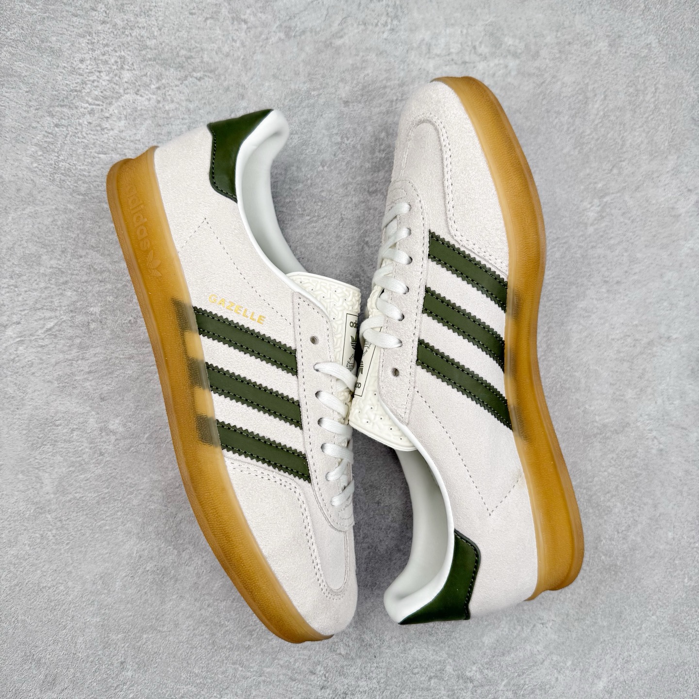 图片[3]-＃纯原福利 AD Original Gazelle Indoor Trainers 瞪羚室内鞋系列低帮复古百搭休闲运动德训风板鞋 JI2717 长期补货超性价比特供批次 原厂定制长毛翻毛皮组合环保纤维革鞋面材质 内置环保海玻璃鞋垫 外置RB橡胶大底 产品品控稳定性领先行业 原厂全套原楦原纸板冲刀磨具开发 原厂皮料加持 原厂港宝加持定型后跟R度完美 将复古进行到底 简约流畅 三十年不变经典 这款Gazelle运动鞋 无论面料、配色、质感或设计 都只在重现其1991年原款的经典 皮革鞋面 撞色三条纹和鞋跟标的设计 力求呈现90年代的经典复古风潮 Samba火热的同时 也带动了其它的复古鞋型 Gazelle便是其中一只 Gazelle Indoor拥有包边更宽的T字型鞋头 更好的保护运动员的前掌 浓浓的复古氛围感 非常适合现在流行的Cleanfit风格 尺码：35 36 36⅔ 37⅓ 38 38⅔ 39⅓ 40 40⅔ 41⅓ 42 42⅔ 43⅓ 44 44⅔ 45-选品中心