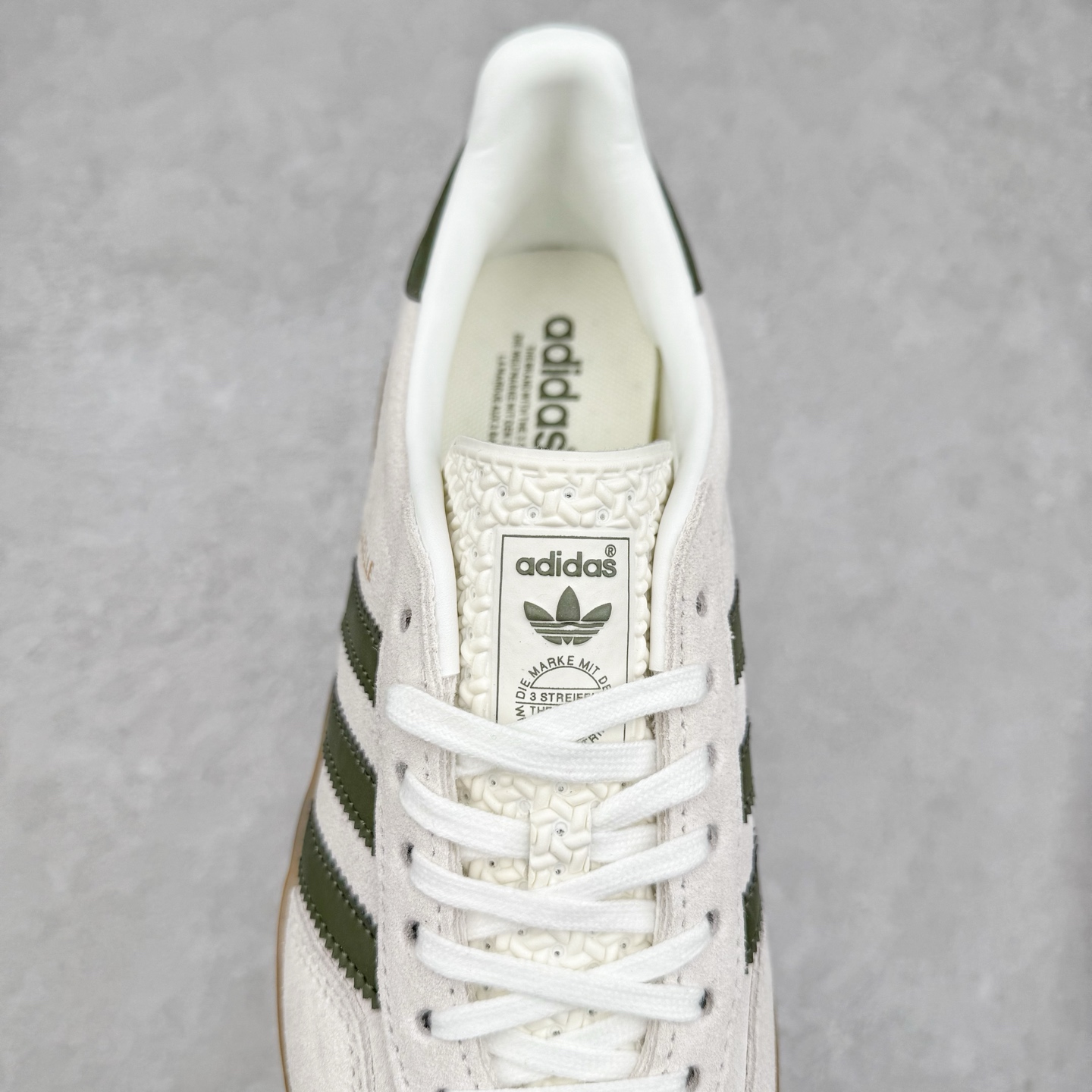 图片[5]-＃纯原福利 AD Original Gazelle Indoor Trainers 瞪羚室内鞋系列低帮复古百搭休闲运动德训风板鞋 JI2717 长期补货超性价比特供批次 原厂定制长毛翻毛皮组合环保纤维革鞋面材质 内置环保海玻璃鞋垫 外置RB橡胶大底 产品品控稳定性领先行业 原厂全套原楦原纸板冲刀磨具开发 原厂皮料加持 原厂港宝加持定型后跟R度完美 将复古进行到底 简约流畅 三十年不变经典 这款Gazelle运动鞋 无论面料、配色、质感或设计 都只在重现其1991年原款的经典 皮革鞋面 撞色三条纹和鞋跟标的设计 力求呈现90年代的经典复古风潮 Samba火热的同时 也带动了其它的复古鞋型 Gazelle便是其中一只 Gazelle Indoor拥有包边更宽的T字型鞋头 更好的保护运动员的前掌 浓浓的复古氛围感 非常适合现在流行的Cleanfit风格 尺码：35 36 36⅔ 37⅓ 38 38⅔ 39⅓ 40 40⅔ 41⅓ 42 42⅔ 43⅓ 44 44⅔ 45-选品中心