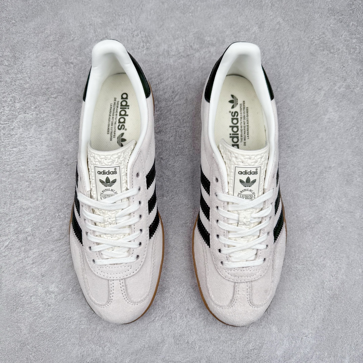 图片[2]-＃纯原福利 AD Original Gazelle Indoor Trainers 瞪羚室内鞋系列低帮复古百搭休闲运动德训风板鞋 JI2717 长期补货超性价比特供批次 原厂定制长毛翻毛皮组合环保纤维革鞋面材质 内置环保海玻璃鞋垫 外置RB橡胶大底 产品品控稳定性领先行业 原厂全套原楦原纸板冲刀磨具开发 原厂皮料加持 原厂港宝加持定型后跟R度完美 将复古进行到底 简约流畅 三十年不变经典 这款Gazelle运动鞋 无论面料、配色、质感或设计 都只在重现其1991年原款的经典 皮革鞋面 撞色三条纹和鞋跟标的设计 力求呈现90年代的经典复古风潮 Samba火热的同时 也带动了其它的复古鞋型 Gazelle便是其中一只 Gazelle Indoor拥有包边更宽的T字型鞋头 更好的保护运动员的前掌 浓浓的复古氛围感 非常适合现在流行的Cleanfit风格 尺码：35 36 36⅔ 37⅓ 38 38⅔ 39⅓ 40 40⅔ 41⅓ 42 42⅔ 43⅓ 44 44⅔ 45-选品中心