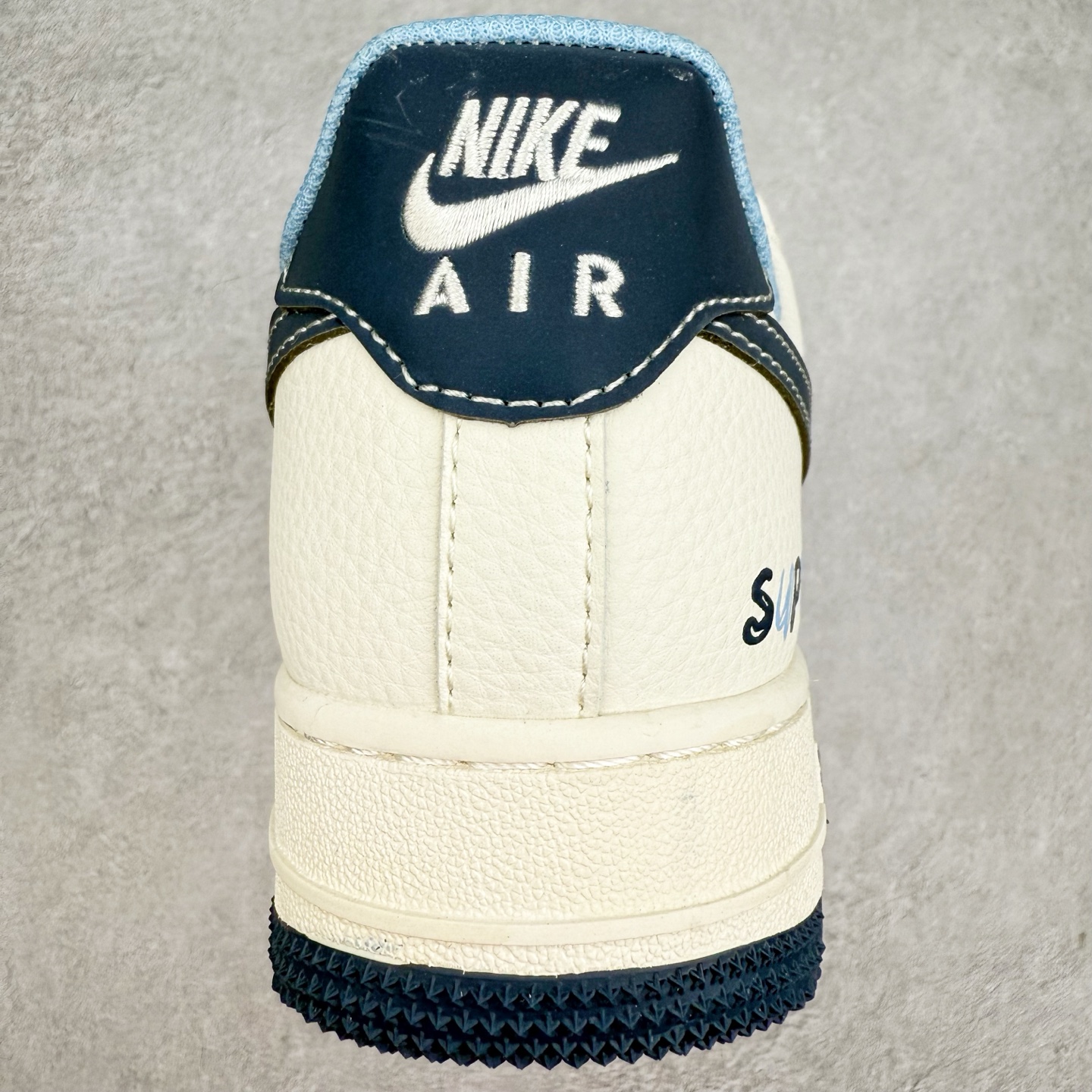 图片[8]-NK Air Force 1´07 Low 空军一号低帮百搭休闲运动板鞋 XS1958-565 柔软、弹性十足的缓震性能和出色的中底设计 横跨复古与现代的外型结合 造就出风靡全球 三十多年的Force 1 直到今天还深受青睐 实拍调校N版已经零色差零失真 百分百还原实物色彩所见即所得 不存在货不对板色差等低级问题 选购参考实物拍摄 不混卖不参货 只用心做好货严格选品 承诺混一赔十 尺码：36 36.5 37.5 38 38.5 39 40 40.5 41 42 42.5 43 44 44.5 45-选品中心