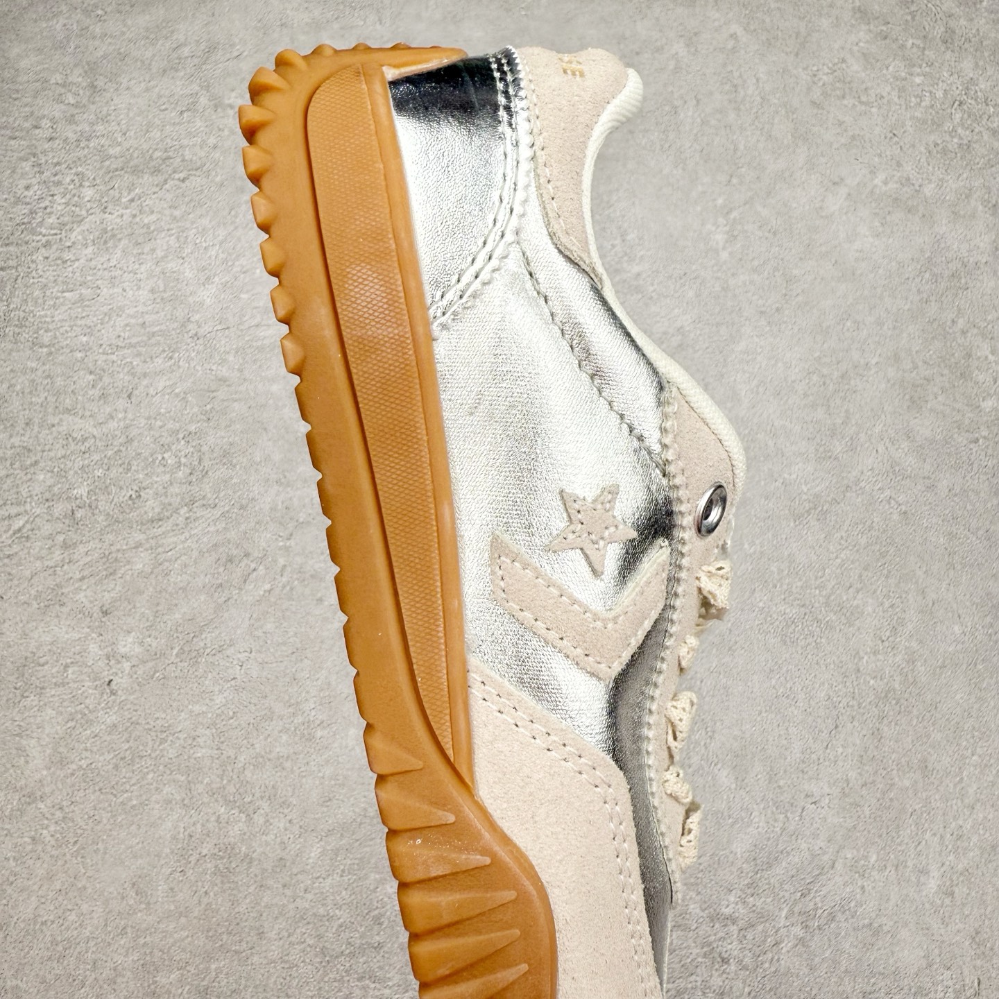 图片[6]-Converse Run Star Trainer 未来银 流星复古基础百搭休闲德训运动鞋 匡威玩转反差美学 银色的反光鞋面未来感十足 小众又高级 记忆泡沫鞋垫 橡胶防滑齿状鞋底 致敬复古鞋型 鞋舌压印经典 Logo 质感拉满 整体上脚轻松驾驭 货号：A15189C 尺码：35 36 36.5 37 37.5 38 39 39.5 40 41 41.5 42 42.5 43 44 45-选品中心