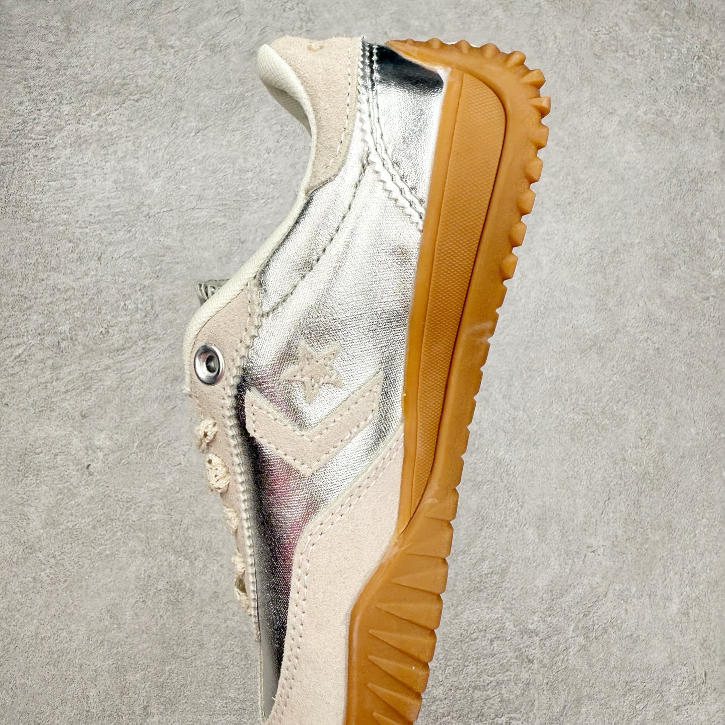 图片[7]-Converse Run Star Trainer 未来银 流星复古基础百搭休闲德训运动鞋 匡威玩转反差美学 银色的反光鞋面未来感十足 小众又高级 记忆泡沫鞋垫 橡胶防滑齿状鞋底 致敬复古鞋型 鞋舌压印经典 Logo 质感拉满 整体上脚轻松驾驭 货号：A15189C 尺码：35 36 36.5 37 37.5 38 39 39.5 40 41 41.5 42 42.5 43 44 45-选品中心