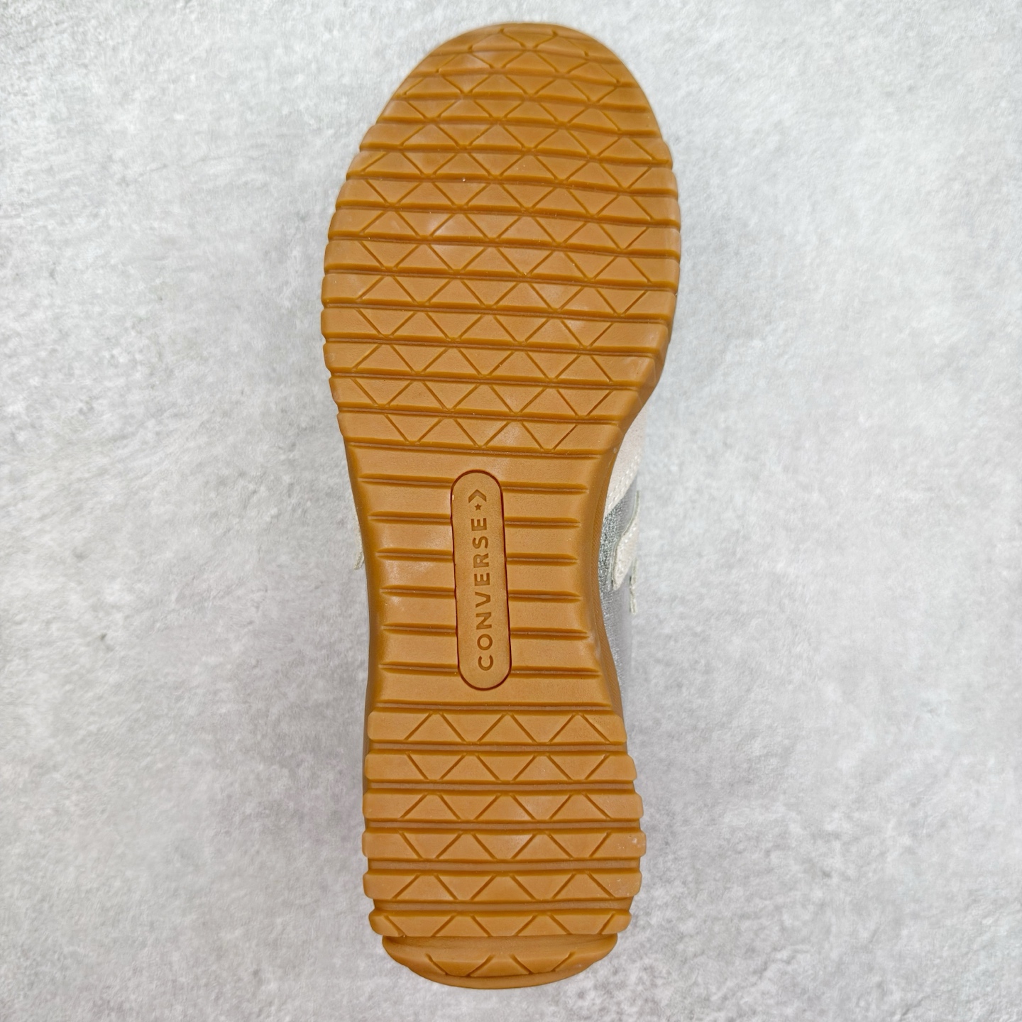 图片[9]-Converse Run Star Trainer 未来银 流星复古基础百搭休闲德训运动鞋 匡威玩转反差美学 银色的反光鞋面未来感十足 小众又高级 记忆泡沫鞋垫 橡胶防滑齿状鞋底 致敬复古鞋型 鞋舌压印经典 Logo 质感拉满 整体上脚轻松驾驭 货号：A15189C 尺码：35 36 36.5 37 37.5 38 39 39.5 40 41 41.5 42 42.5 43 44 45-选品中心