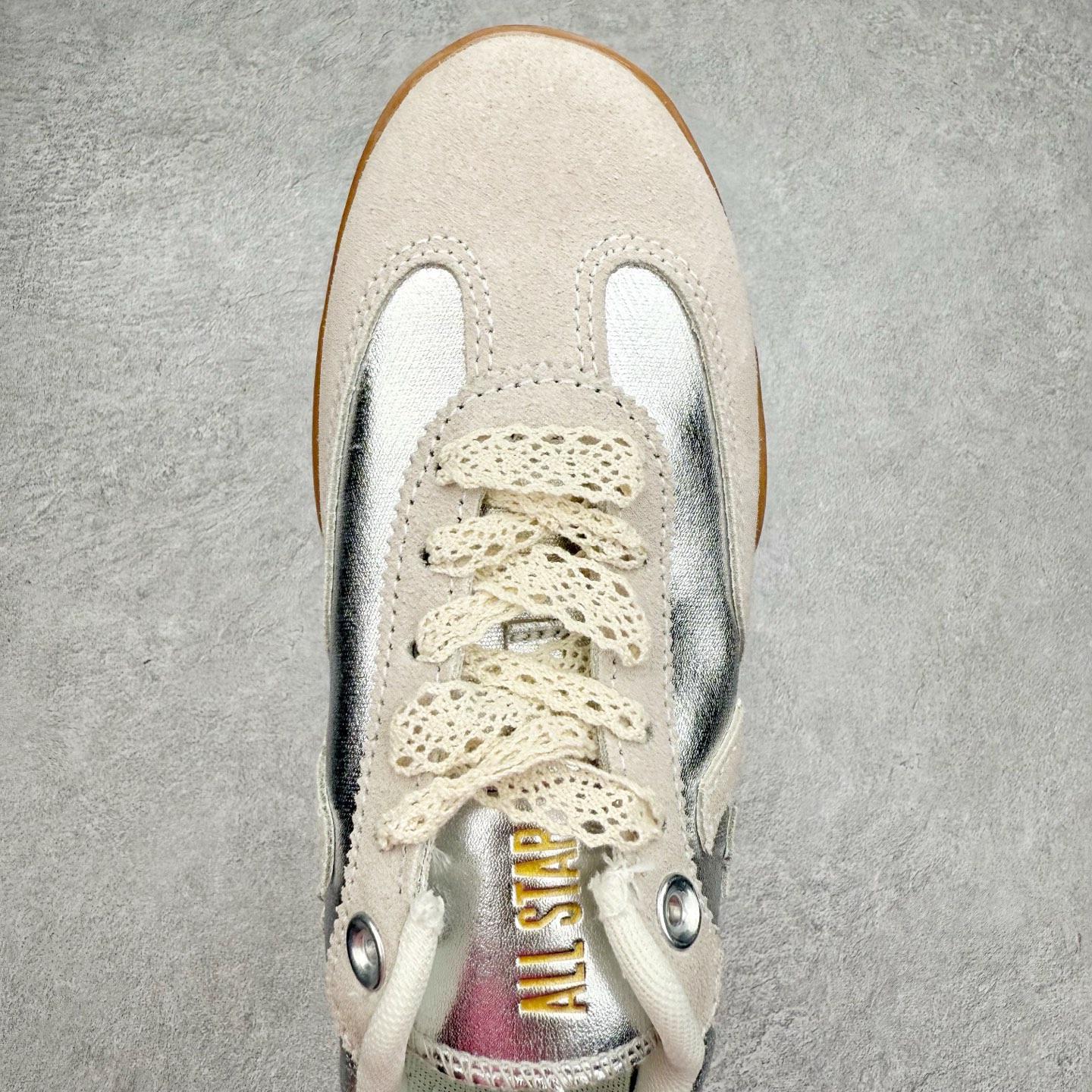 图片[4]-Converse Run Star Trainer 未来银 流星复古基础百搭休闲德训运动鞋 匡威玩转反差美学 银色的反光鞋面未来感十足 小众又高级 记忆泡沫鞋垫 橡胶防滑齿状鞋底 致敬复古鞋型 鞋舌压印经典 Logo 质感拉满 整体上脚轻松驾驭 货号：A15189C 尺码：35 36 36.5 37 37.5 38 39 39.5 40 41 41.5 42 42.5 43 44 45-选品中心