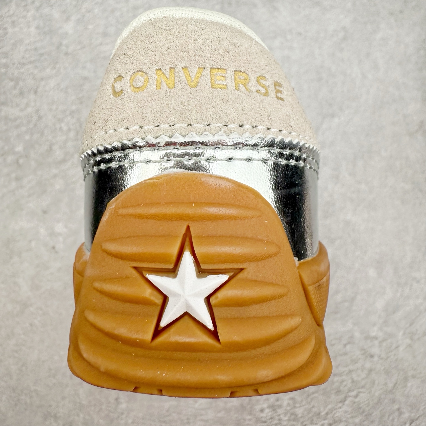 图片[8]-Converse Run Star Trainer 未来银 流星复古基础百搭休闲德训运动鞋 匡威玩转反差美学 银色的反光鞋面未来感十足 小众又高级 记忆泡沫鞋垫 橡胶防滑齿状鞋底 致敬复古鞋型 鞋舌压印经典 Logo 质感拉满 整体上脚轻松驾驭 货号：A15189C 尺码：35 36 36.5 37 37.5 38 39 39.5 40 41 41.5 42 42.5 43 44 45-选品中心