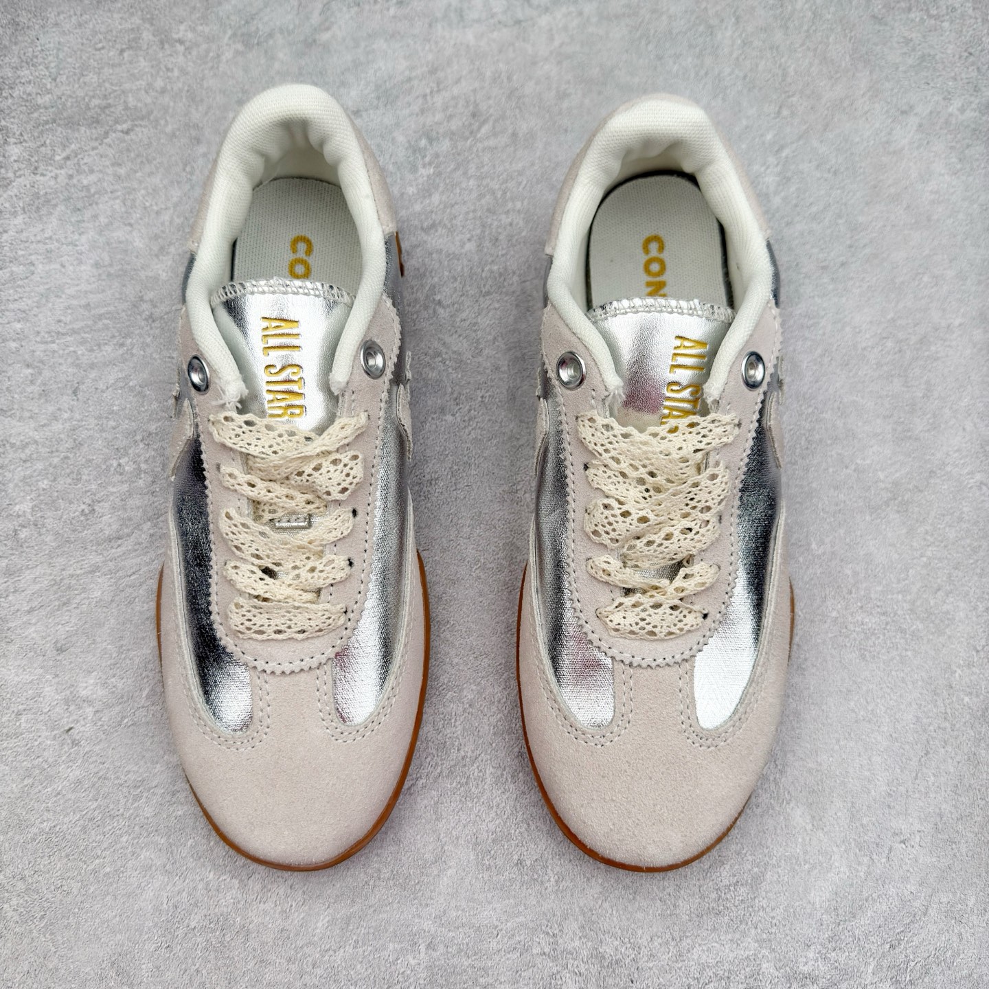 图片[2]-Converse Run Star Trainer 未来银 流星复古基础百搭休闲德训运动鞋 匡威玩转反差美学 银色的反光鞋面未来感十足 小众又高级 记忆泡沫鞋垫 橡胶防滑齿状鞋底 致敬复古鞋型 鞋舌压印经典 Logo 质感拉满 整体上脚轻松驾驭 货号：A15189C 尺码：35 36 36.5 37 37.5 38 39 39.5 40 41 41.5 42 42.5 43 44 45-选品中心