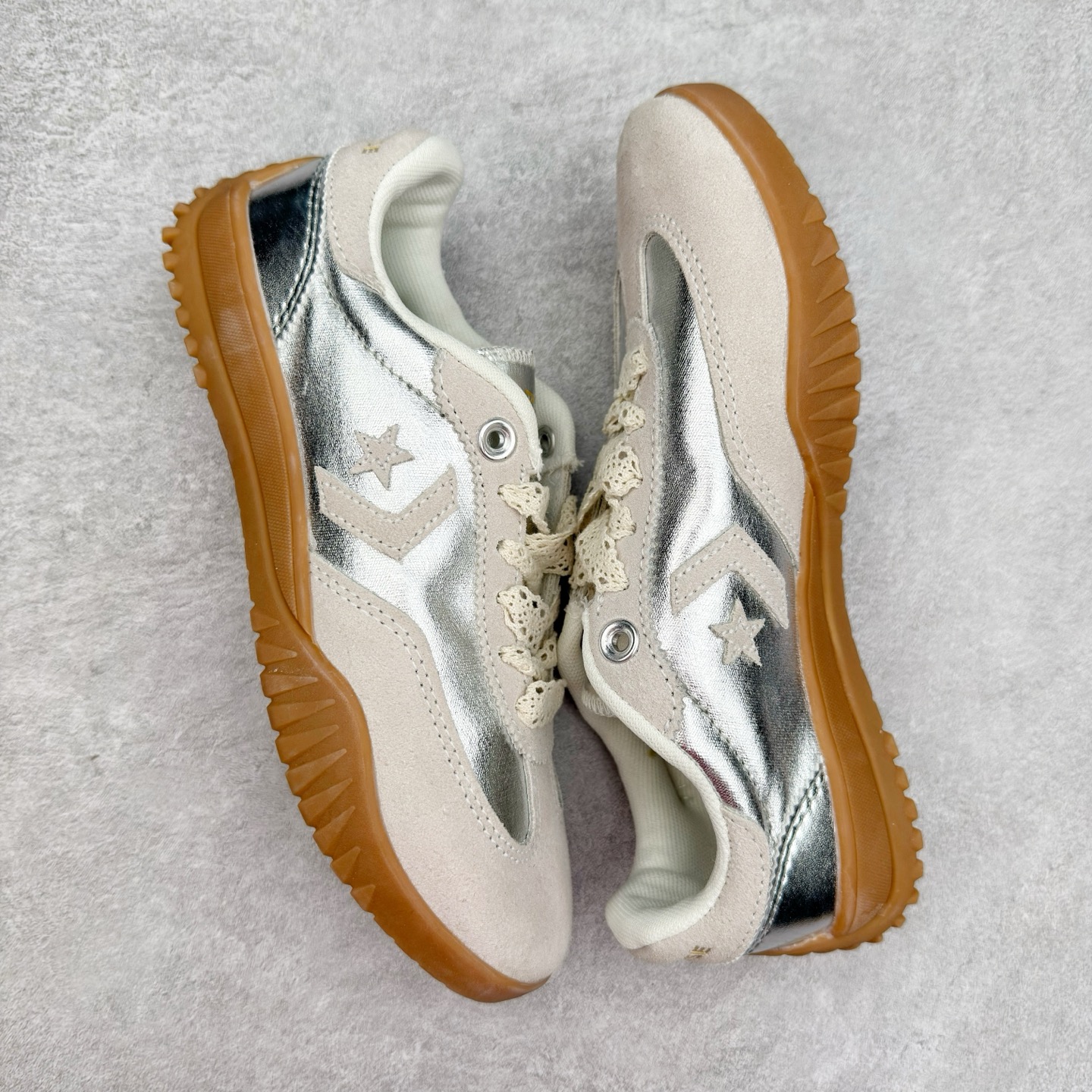 图片[3]-Converse Run Star Trainer 未来银 流星复古基础百搭休闲德训运动鞋 匡威玩转反差美学 银色的反光鞋面未来感十足 小众又高级 记忆泡沫鞋垫 橡胶防滑齿状鞋底 致敬复古鞋型 鞋舌压印经典 Logo 质感拉满 整体上脚轻松驾驭 货号：A15189C 尺码：35 36 36.5 37 37.5 38 39 39.5 40 41 41.5 42 42.5 43 44 45-选品中心