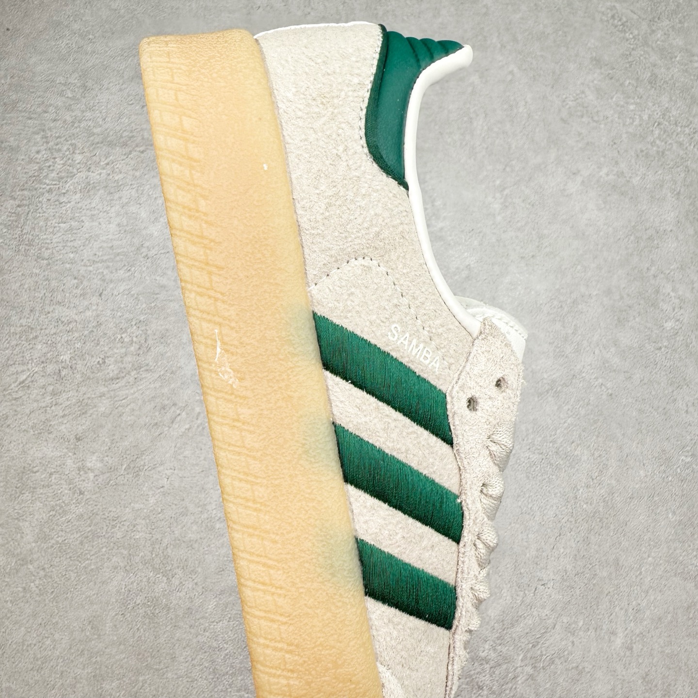 图片[6]-＃福利特价 AD Samba XLG 桑巴舞加大厚底版系列德训风百搭松糕休闲运动板鞋生胶底 自Originals Samba成功借势Blokecore风潮一跃成为街头巷尾的焦点鞋款后,不论是围绕Samba本身打造的各式「变种版本」,还是以Samba为蓝本打造联名鞋款,都成为了时尚潮流人士日常穿搭首选。Samba XLG是adidas Originals不断扩展XLG系列的一部分,旨在与年轻文化相契合,迎合那些希望通过个性时尚表达自我而不愿牺牲舒适度的年轻群体。街头时尚领域的Gen Z特别偏爱宽松的穿着风格。Samba XLG针对这一点做了创新。它在延续Samba OG经典设计的基础上,迎合年轻群体的穿着习惯,重塑为宽大的鞋身比例轮廓以及加厚中底,让消费者轻松展示自己独特的风格。全新的Samba XLG系列不仅迎合了当下年轻群体的穿搭习惯,加宽了鞋身比例以及将中底进一步增厚,在视觉比例上更加饱满,同时还保留了经典Samba的细节,这样一来,鞋迷朋友在穿搭上不仅能更加个性化,而且还能延续一定的复古感受。尺码：36 36⅔ 37⅓ 38 38⅔ 39⅓ 40 40⅔ 41⅓ 42 42⅔ 43⅓ 44 45-选品中心