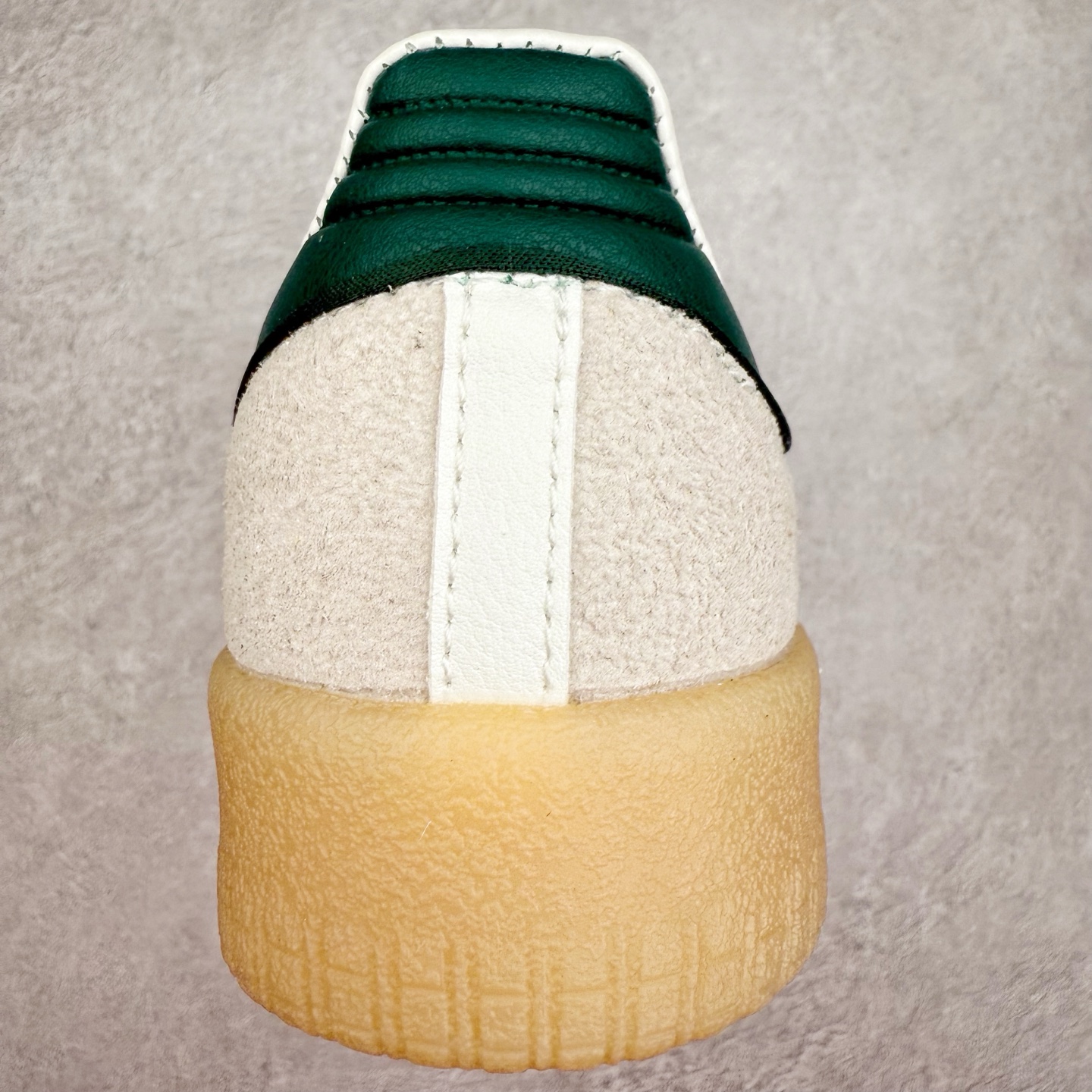 图片[8]-＃福利特价 AD Samba XLG 桑巴舞加大厚底版系列德训风百搭松糕休闲运动板鞋生胶底 自Originals Samba成功借势Blokecore风潮一跃成为街头巷尾的焦点鞋款后,不论是围绕Samba本身打造的各式「变种版本」,还是以Samba为蓝本打造联名鞋款,都成为了时尚潮流人士日常穿搭首选。Samba XLG是adidas Originals不断扩展XLG系列的一部分,旨在与年轻文化相契合,迎合那些希望通过个性时尚表达自我而不愿牺牲舒适度的年轻群体。街头时尚领域的Gen Z特别偏爱宽松的穿着风格。Samba XLG针对这一点做了创新。它在延续Samba OG经典设计的基础上,迎合年轻群体的穿着习惯,重塑为宽大的鞋身比例轮廓以及加厚中底,让消费者轻松展示自己独特的风格。全新的Samba XLG系列不仅迎合了当下年轻群体的穿搭习惯,加宽了鞋身比例以及将中底进一步增厚,在视觉比例上更加饱满,同时还保留了经典Samba的细节,这样一来,鞋迷朋友在穿搭上不仅能更加个性化,而且还能延续一定的复古感受。尺码：36 36⅔ 37⅓ 38 38⅔ 39⅓ 40 40⅔ 41⅓ 42 42⅔ 43⅓ 44 45-选品中心