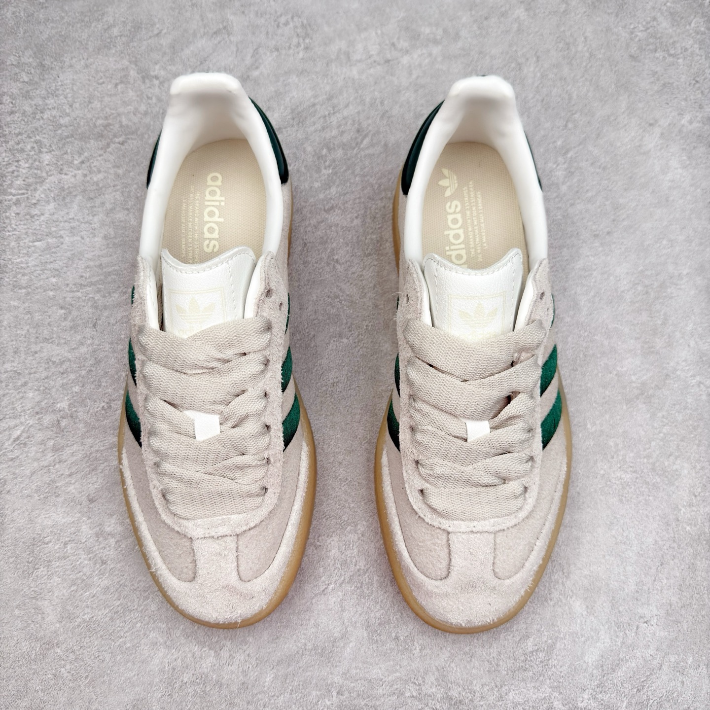 图片[2]-＃福利特价 AD Samba XLG 桑巴舞加大厚底版系列德训风百搭松糕休闲运动板鞋生胶底 自Originals Samba成功借势Blokecore风潮一跃成为街头巷尾的焦点鞋款后,不论是围绕Samba本身打造的各式「变种版本」,还是以Samba为蓝本打造联名鞋款,都成为了时尚潮流人士日常穿搭首选。Samba XLG是adidas Originals不断扩展XLG系列的一部分,旨在与年轻文化相契合,迎合那些希望通过个性时尚表达自我而不愿牺牲舒适度的年轻群体。街头时尚领域的Gen Z特别偏爱宽松的穿着风格。Samba XLG针对这一点做了创新。它在延续Samba OG经典设计的基础上,迎合年轻群体的穿着习惯,重塑为宽大的鞋身比例轮廓以及加厚中底,让消费者轻松展示自己独特的风格。全新的Samba XLG系列不仅迎合了当下年轻群体的穿搭习惯,加宽了鞋身比例以及将中底进一步增厚,在视觉比例上更加饱满,同时还保留了经典Samba的细节,这样一来,鞋迷朋友在穿搭上不仅能更加个性化,而且还能延续一定的复古感受。尺码：36 36⅔ 37⅓ 38 38⅔ 39⅓ 40 40⅔ 41⅓ 42 42⅔ 43⅓ 44 45-选品中心