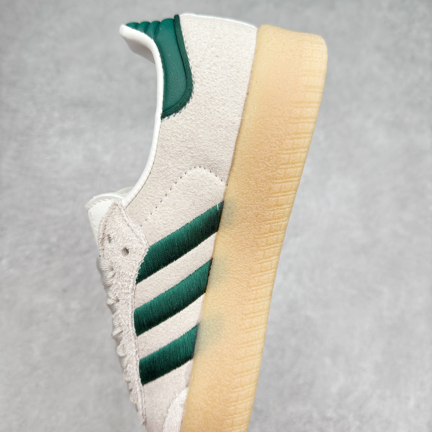 图片[7]-＃福利特价 AD Samba XLG 桑巴舞加大厚底版系列德训风百搭松糕休闲运动板鞋生胶底 自Originals Samba成功借势Blokecore风潮一跃成为街头巷尾的焦点鞋款后,不论是围绕Samba本身打造的各式「变种版本」,还是以Samba为蓝本打造联名鞋款,都成为了时尚潮流人士日常穿搭首选。Samba XLG是adidas Originals不断扩展XLG系列的一部分,旨在与年轻文化相契合,迎合那些希望通过个性时尚表达自我而不愿牺牲舒适度的年轻群体。街头时尚领域的Gen Z特别偏爱宽松的穿着风格。Samba XLG针对这一点做了创新。它在延续Samba OG经典设计的基础上,迎合年轻群体的穿着习惯,重塑为宽大的鞋身比例轮廓以及加厚中底,让消费者轻松展示自己独特的风格。全新的Samba XLG系列不仅迎合了当下年轻群体的穿搭习惯,加宽了鞋身比例以及将中底进一步增厚,在视觉比例上更加饱满,同时还保留了经典Samba的细节,这样一来,鞋迷朋友在穿搭上不仅能更加个性化,而且还能延续一定的复古感受。尺码：36 36⅔ 37⅓ 38 38⅔ 39⅓ 40 40⅔ 41⅓ 42 42⅔ 43⅓ 44 45-选品中心