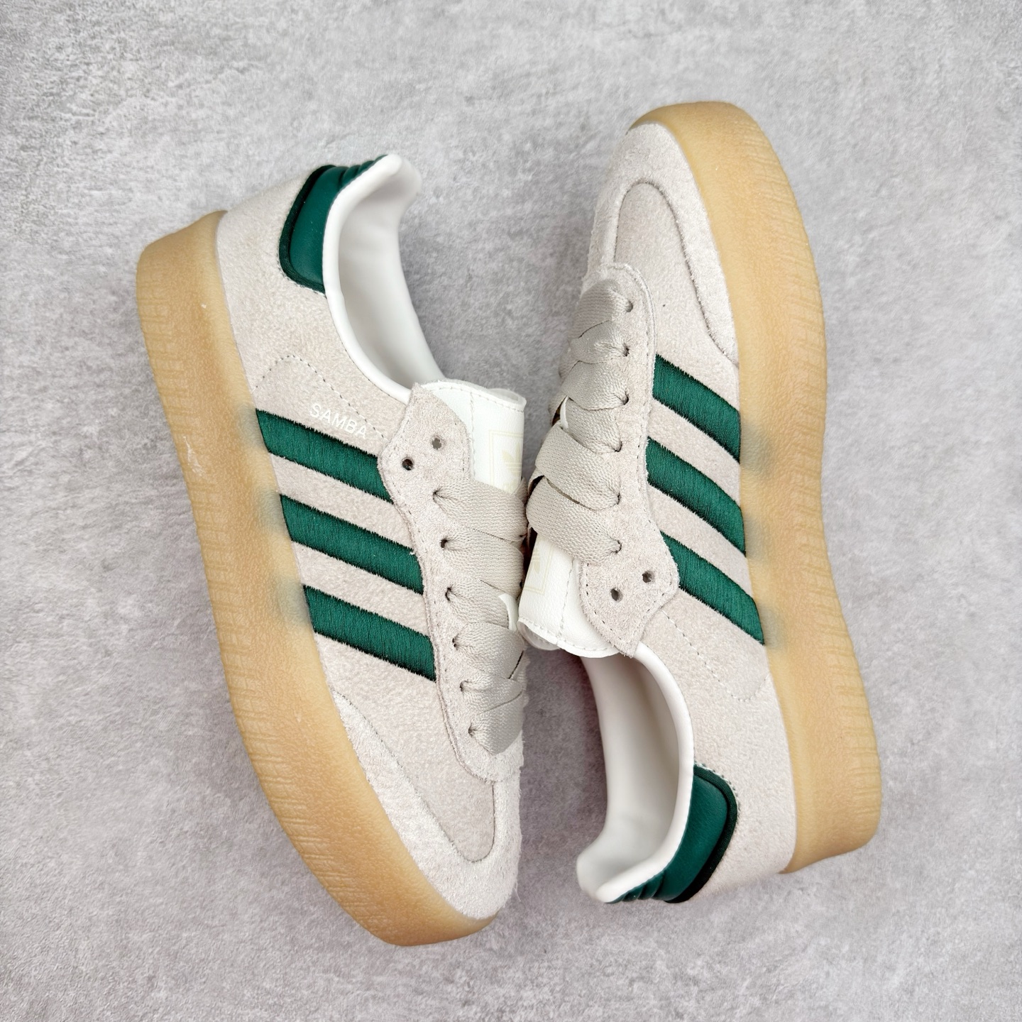 图片[3]-＃福利特价 AD Samba XLG 桑巴舞加大厚底版系列德训风百搭松糕休闲运动板鞋生胶底 自Originals Samba成功借势Blokecore风潮一跃成为街头巷尾的焦点鞋款后,不论是围绕Samba本身打造的各式「变种版本」,还是以Samba为蓝本打造联名鞋款,都成为了时尚潮流人士日常穿搭首选。Samba XLG是adidas Originals不断扩展XLG系列的一部分,旨在与年轻文化相契合,迎合那些希望通过个性时尚表达自我而不愿牺牲舒适度的年轻群体。街头时尚领域的Gen Z特别偏爱宽松的穿着风格。Samba XLG针对这一点做了创新。它在延续Samba OG经典设计的基础上,迎合年轻群体的穿着习惯,重塑为宽大的鞋身比例轮廓以及加厚中底,让消费者轻松展示自己独特的风格。全新的Samba XLG系列不仅迎合了当下年轻群体的穿搭习惯,加宽了鞋身比例以及将中底进一步增厚,在视觉比例上更加饱满,同时还保留了经典Samba的细节,这样一来,鞋迷朋友在穿搭上不仅能更加个性化,而且还能延续一定的复古感受。尺码：36 36⅔ 37⅓ 38 38⅔ 39⅓ 40 40⅔ 41⅓ 42 42⅔ 43⅓ 44 45-选品中心