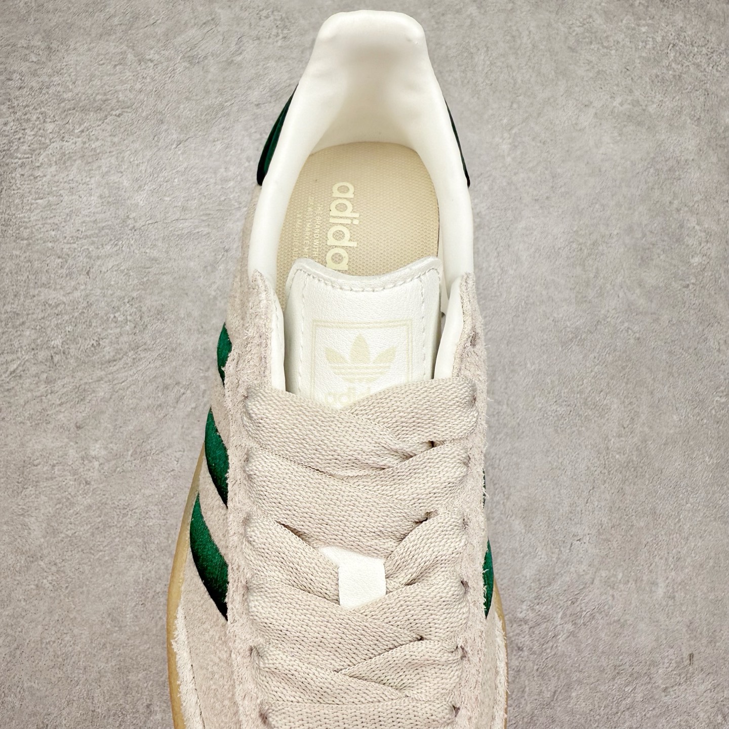 图片[5]-＃福利特价 AD Samba XLG 桑巴舞加大厚底版系列德训风百搭松糕休闲运动板鞋生胶底 自Originals Samba成功借势Blokecore风潮一跃成为街头巷尾的焦点鞋款后,不论是围绕Samba本身打造的各式「变种版本」,还是以Samba为蓝本打造联名鞋款,都成为了时尚潮流人士日常穿搭首选。Samba XLG是adidas Originals不断扩展XLG系列的一部分,旨在与年轻文化相契合,迎合那些希望通过个性时尚表达自我而不愿牺牲舒适度的年轻群体。街头时尚领域的Gen Z特别偏爱宽松的穿着风格。Samba XLG针对这一点做了创新。它在延续Samba OG经典设计的基础上,迎合年轻群体的穿着习惯,重塑为宽大的鞋身比例轮廓以及加厚中底,让消费者轻松展示自己独特的风格。全新的Samba XLG系列不仅迎合了当下年轻群体的穿搭习惯,加宽了鞋身比例以及将中底进一步增厚,在视觉比例上更加饱满,同时还保留了经典Samba的细节,这样一来,鞋迷朋友在穿搭上不仅能更加个性化,而且还能延续一定的复古感受。尺码：36 36⅔ 37⅓ 38 38⅔ 39⅓ 40 40⅔ 41⅓ 42 42⅔ 43⅓ 44 45-选品中心