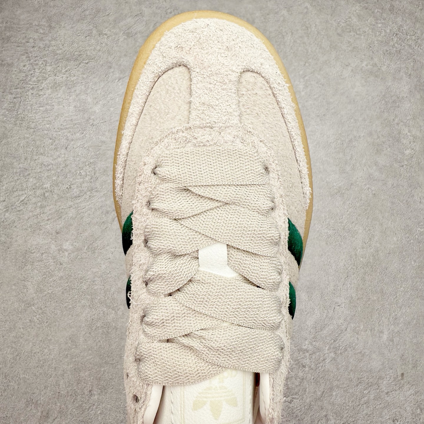 图片[4]-＃福利特价 AD Samba XLG 桑巴舞加大厚底版系列德训风百搭松糕休闲运动板鞋生胶底 自Originals Samba成功借势Blokecore风潮一跃成为街头巷尾的焦点鞋款后,不论是围绕Samba本身打造的各式「变种版本」,还是以Samba为蓝本打造联名鞋款,都成为了时尚潮流人士日常穿搭首选。Samba XLG是adidas Originals不断扩展XLG系列的一部分,旨在与年轻文化相契合,迎合那些希望通过个性时尚表达自我而不愿牺牲舒适度的年轻群体。街头时尚领域的Gen Z特别偏爱宽松的穿着风格。Samba XLG针对这一点做了创新。它在延续Samba OG经典设计的基础上,迎合年轻群体的穿着习惯,重塑为宽大的鞋身比例轮廓以及加厚中底,让消费者轻松展示自己独特的风格。全新的Samba XLG系列不仅迎合了当下年轻群体的穿搭习惯,加宽了鞋身比例以及将中底进一步增厚,在视觉比例上更加饱满,同时还保留了经典Samba的细节,这样一来,鞋迷朋友在穿搭上不仅能更加个性化,而且还能延续一定的复古感受。尺码：36 36⅔ 37⅓ 38 38⅔ 39⅓ 40 40⅔ 41⅓ 42 42⅔ 43⅓ 44 45-选品中心