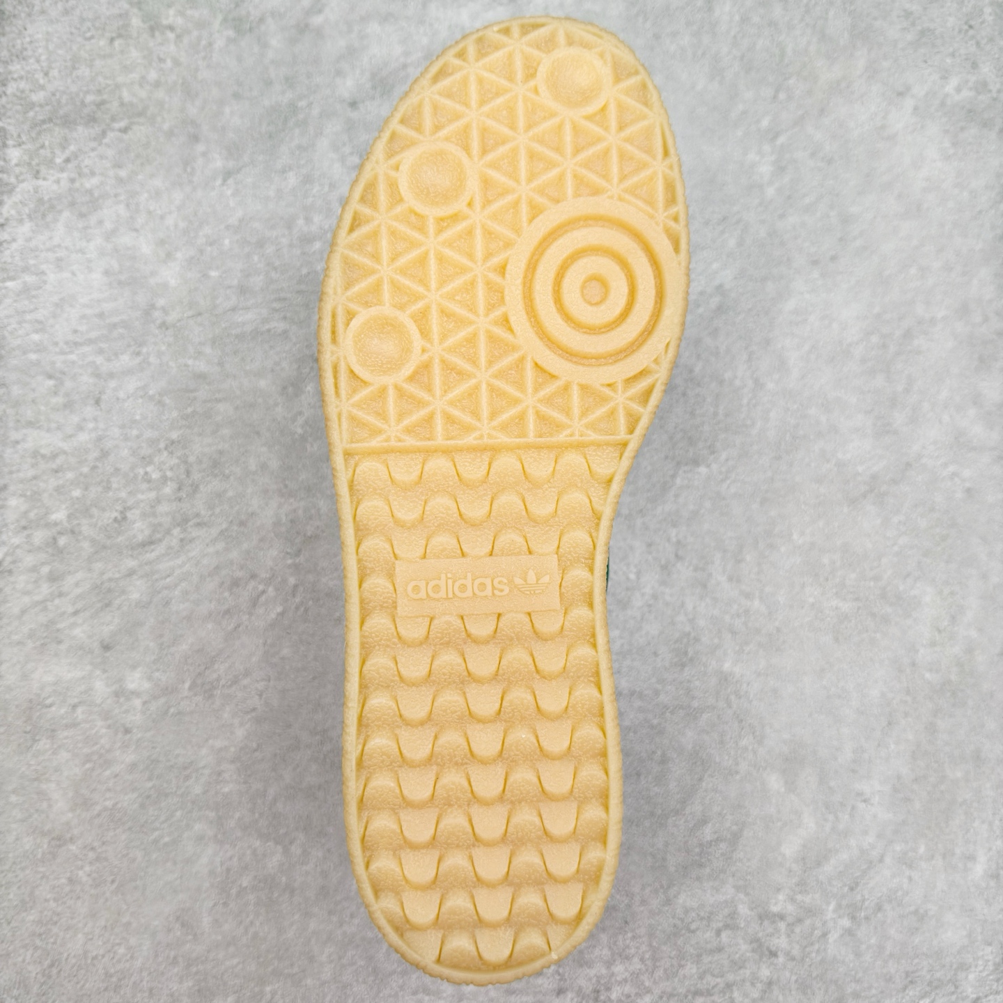 图片[9]-＃福利特价 AD Samba XLG 桑巴舞加大厚底版系列德训风百搭松糕休闲运动板鞋生胶底 自Originals Samba成功借势Blokecore风潮一跃成为街头巷尾的焦点鞋款后,不论是围绕Samba本身打造的各式「变种版本」,还是以Samba为蓝本打造联名鞋款,都成为了时尚潮流人士日常穿搭首选。Samba XLG是adidas Originals不断扩展XLG系列的一部分,旨在与年轻文化相契合,迎合那些希望通过个性时尚表达自我而不愿牺牲舒适度的年轻群体。街头时尚领域的Gen Z特别偏爱宽松的穿着风格。Samba XLG针对这一点做了创新。它在延续Samba OG经典设计的基础上,迎合年轻群体的穿着习惯,重塑为宽大的鞋身比例轮廓以及加厚中底,让消费者轻松展示自己独特的风格。全新的Samba XLG系列不仅迎合了当下年轻群体的穿搭习惯,加宽了鞋身比例以及将中底进一步增厚,在视觉比例上更加饱满,同时还保留了经典Samba的细节,这样一来,鞋迷朋友在穿搭上不仅能更加个性化,而且还能延续一定的复古感受。尺码：36 36⅔ 37⅓ 38 38⅔ 39⅓ 40 40⅔ 41⅓ 42 42⅔ 43⅓ 44 45-选品中心