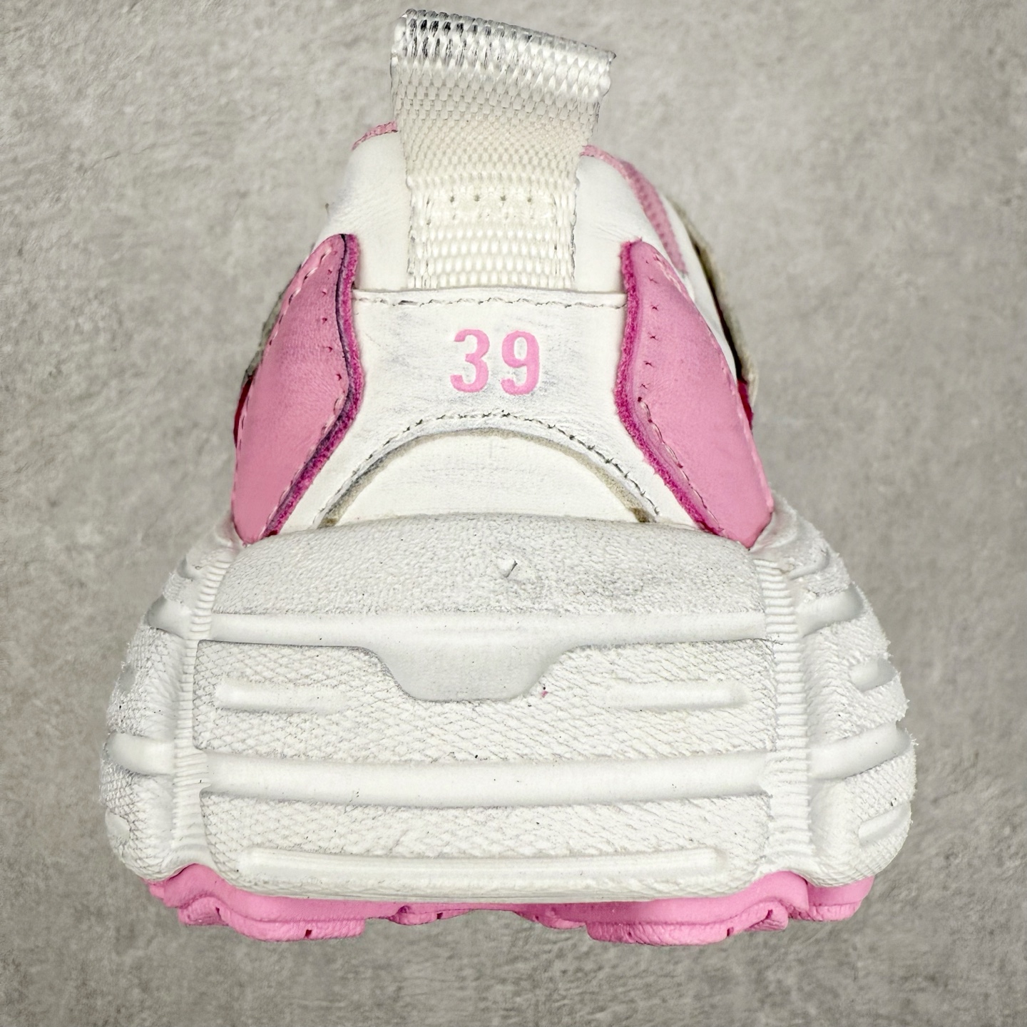 图片[8]-＃VG零售版 Balenciaga Monday 巴黎世家圆头厚底低帮老爹鞋 全套原纸板楦头开发 最原汁原味的灵魂版型 全鞋荧光划线卡点 胶水把控整洁度追求极致完美 每一双都是工艺品 多重QC质检 超越公司货的品控标准 实实在在的免检产品 原盒原配 正确字体电绣 粗细、位置、大小正确 侧边TPU 透气孔匹配意产原版 正确分离大底 TPU软底 原版一致大底LOGO 立体感十足 原厂皮料水洗做旧 采购原厂网纱 偏大一码 尺码：35 36 37 38 39 40 41 42 43 44 45 46-选品中心