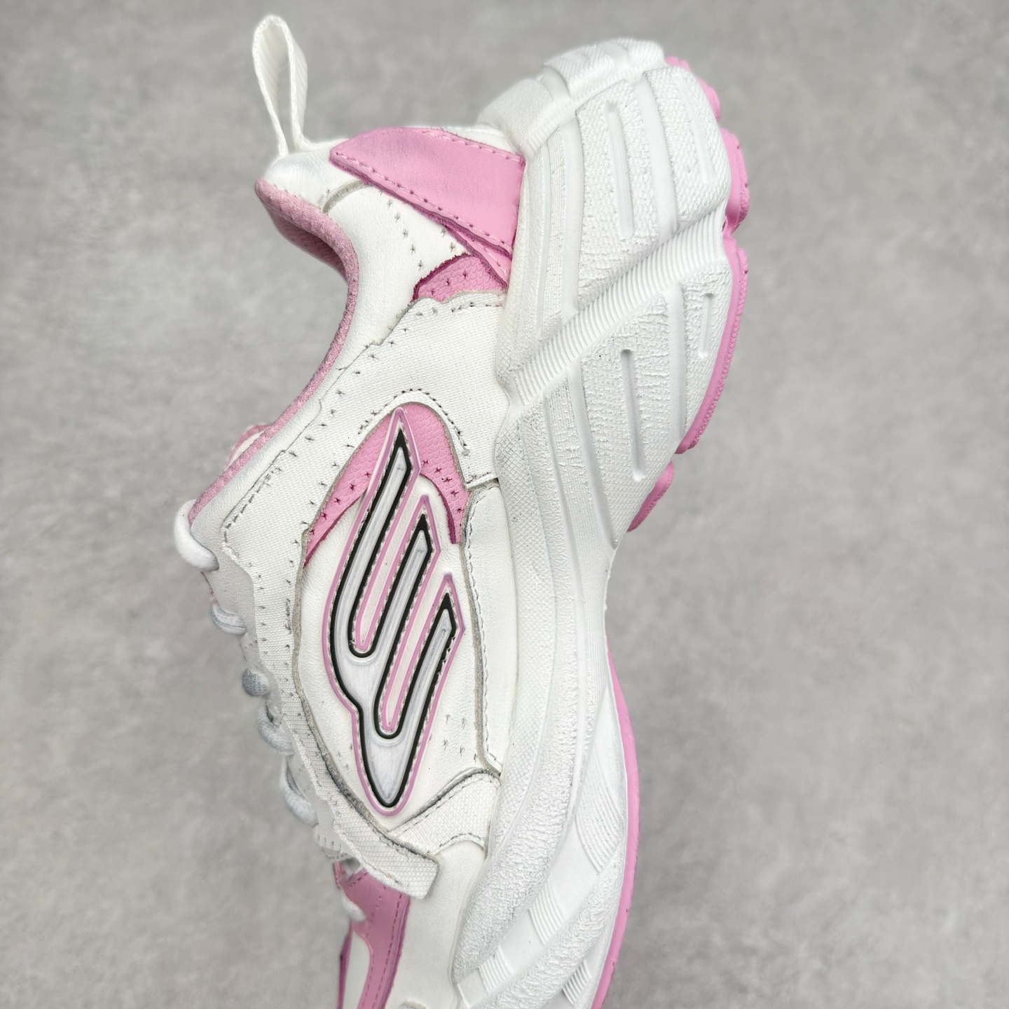 图片[7]-＃VG零售版 Balenciaga Monday 巴黎世家圆头厚底低帮老爹鞋 全套原纸板楦头开发 最原汁原味的灵魂版型 全鞋荧光划线卡点 胶水把控整洁度追求极致完美 每一双都是工艺品 多重QC质检 超越公司货的品控标准 实实在在的免检产品 原盒原配 正确字体电绣 粗细、位置、大小正确 侧边TPU 透气孔匹配意产原版 正确分离大底 TPU软底 原版一致大底LOGO 立体感十足 原厂皮料水洗做旧 采购原厂网纱 偏大一码 尺码：35 36 37 38 39 40 41 42 43 44 45 46-选品中心