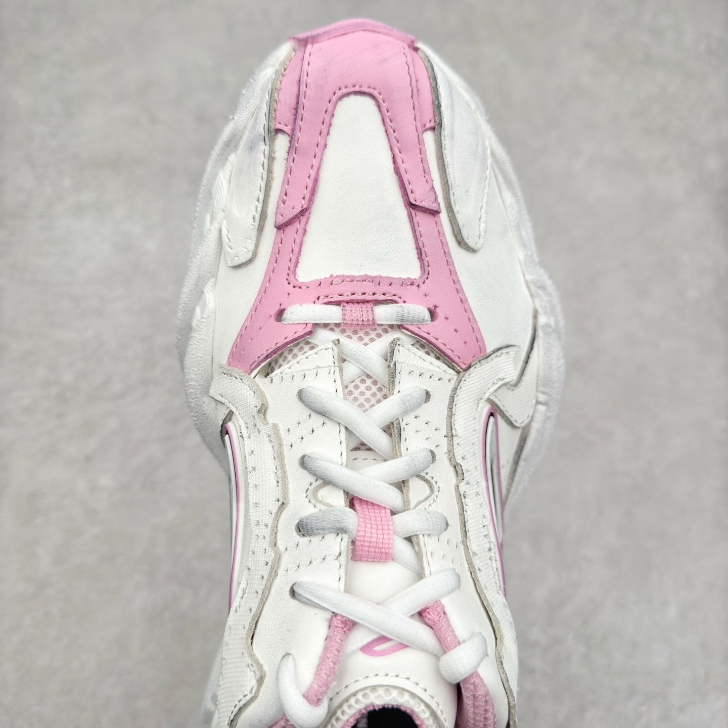 图片[4]-＃VG零售版 Balenciaga Monday 巴黎世家圆头厚底低帮老爹鞋 全套原纸板楦头开发 最原汁原味的灵魂版型 全鞋荧光划线卡点 胶水把控整洁度追求极致完美 每一双都是工艺品 多重QC质检 超越公司货的品控标准 实实在在的免检产品 原盒原配 正确字体电绣 粗细、位置、大小正确 侧边TPU 透气孔匹配意产原版 正确分离大底 TPU软底 原版一致大底LOGO 立体感十足 原厂皮料水洗做旧 采购原厂网纱 偏大一码 尺码：35 36 37 38 39 40 41 42 43 44 45 46-选品中心