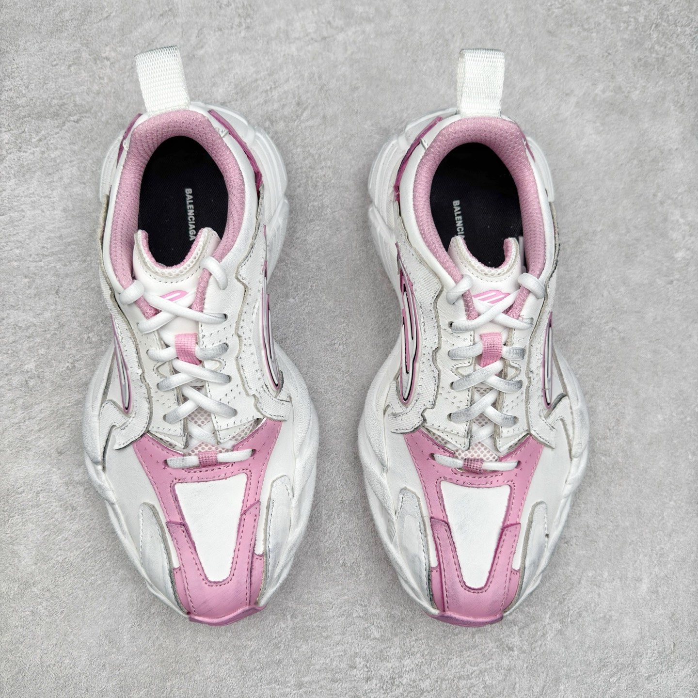 图片[2]-＃VG零售版 Balenciaga Monday 巴黎世家圆头厚底低帮老爹鞋 全套原纸板楦头开发 最原汁原味的灵魂版型 全鞋荧光划线卡点 胶水把控整洁度追求极致完美 每一双都是工艺品 多重QC质检 超越公司货的品控标准 实实在在的免检产品 原盒原配 正确字体电绣 粗细、位置、大小正确 侧边TPU 透气孔匹配意产原版 正确分离大底 TPU软底 原版一致大底LOGO 立体感十足 原厂皮料水洗做旧 采购原厂网纱 偏大一码 尺码：35 36 37 38 39 40 41 42 43 44 45 46-选品中心