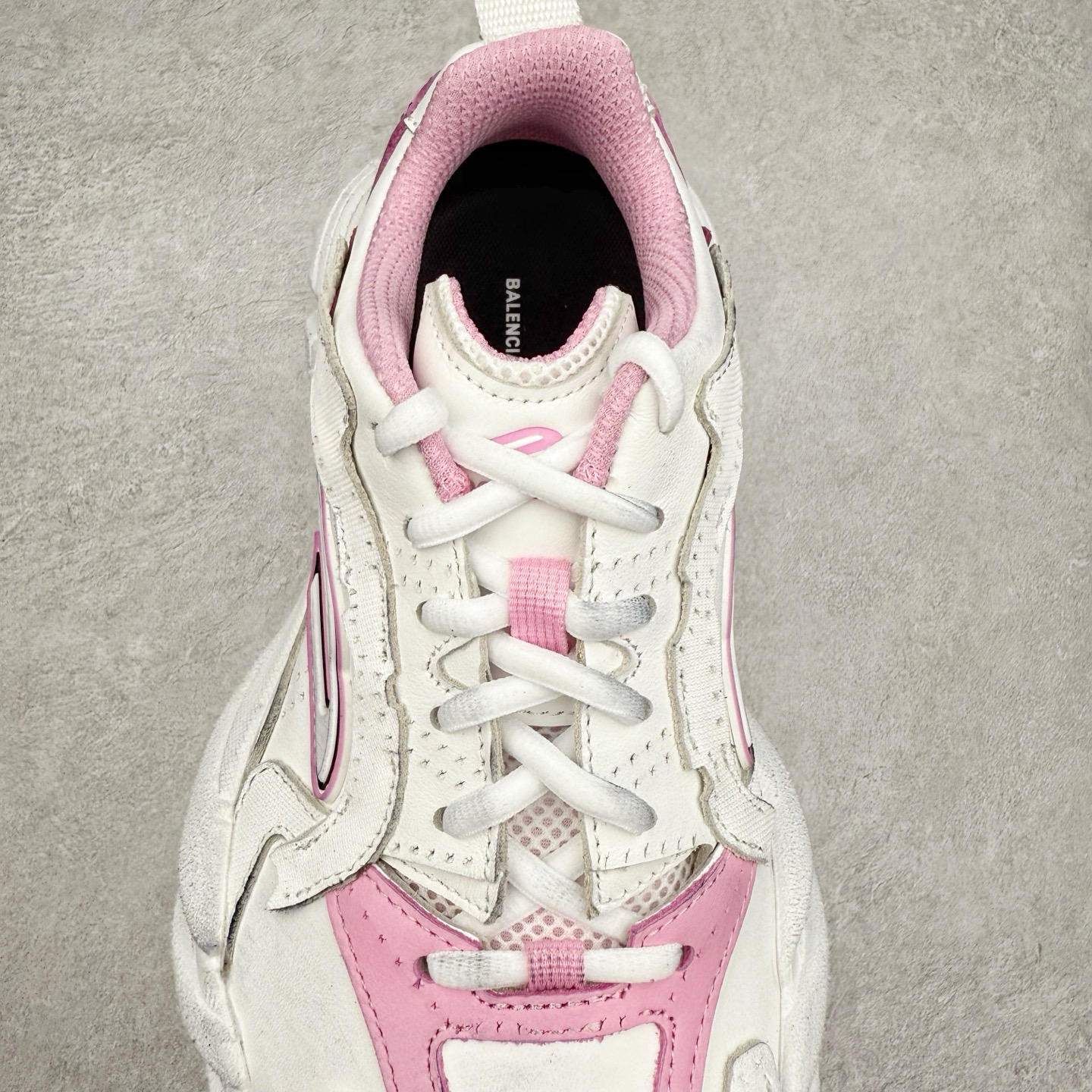 图片[5]-＃VG零售版 Balenciaga Monday 巴黎世家圆头厚底低帮老爹鞋 全套原纸板楦头开发 最原汁原味的灵魂版型 全鞋荧光划线卡点 胶水把控整洁度追求极致完美 每一双都是工艺品 多重QC质检 超越公司货的品控标准 实实在在的免检产品 原盒原配 正确字体电绣 粗细、位置、大小正确 侧边TPU 透气孔匹配意产原版 正确分离大底 TPU软底 原版一致大底LOGO 立体感十足 原厂皮料水洗做旧 采购原厂网纱 偏大一码 尺码：35 36 37 38 39 40 41 42 43 44 45 46-选品中心