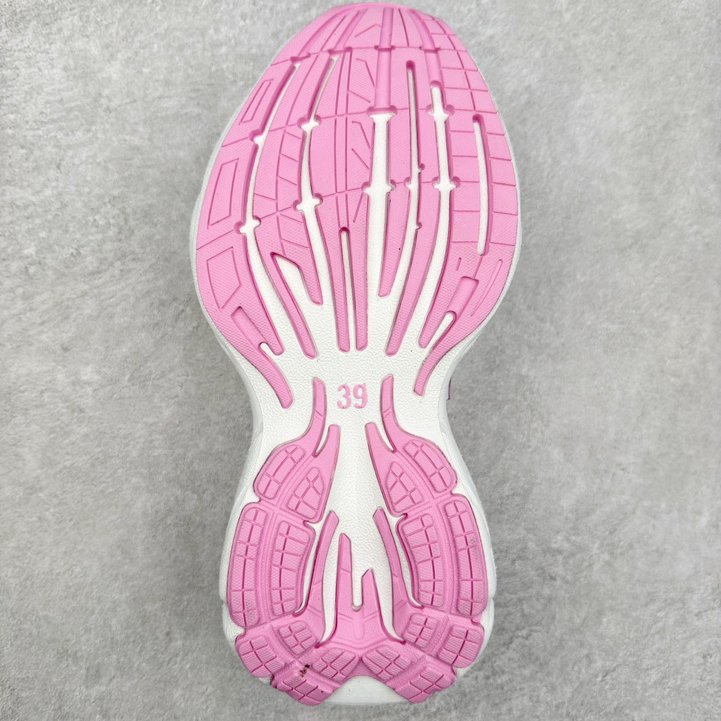 图片[9]-＃VG零售版 Balenciaga Monday 巴黎世家圆头厚底低帮老爹鞋 全套原纸板楦头开发 最原汁原味的灵魂版型 全鞋荧光划线卡点 胶水把控整洁度追求极致完美 每一双都是工艺品 多重QC质检 超越公司货的品控标准 实实在在的免检产品 原盒原配 正确字体电绣 粗细、位置、大小正确 侧边TPU 透气孔匹配意产原版 正确分离大底 TPU软底 原版一致大底LOGO 立体感十足 原厂皮料水洗做旧 采购原厂网纱 偏大一码 尺码：35 36 37 38 39 40 41 42 43 44 45 46-选品中心