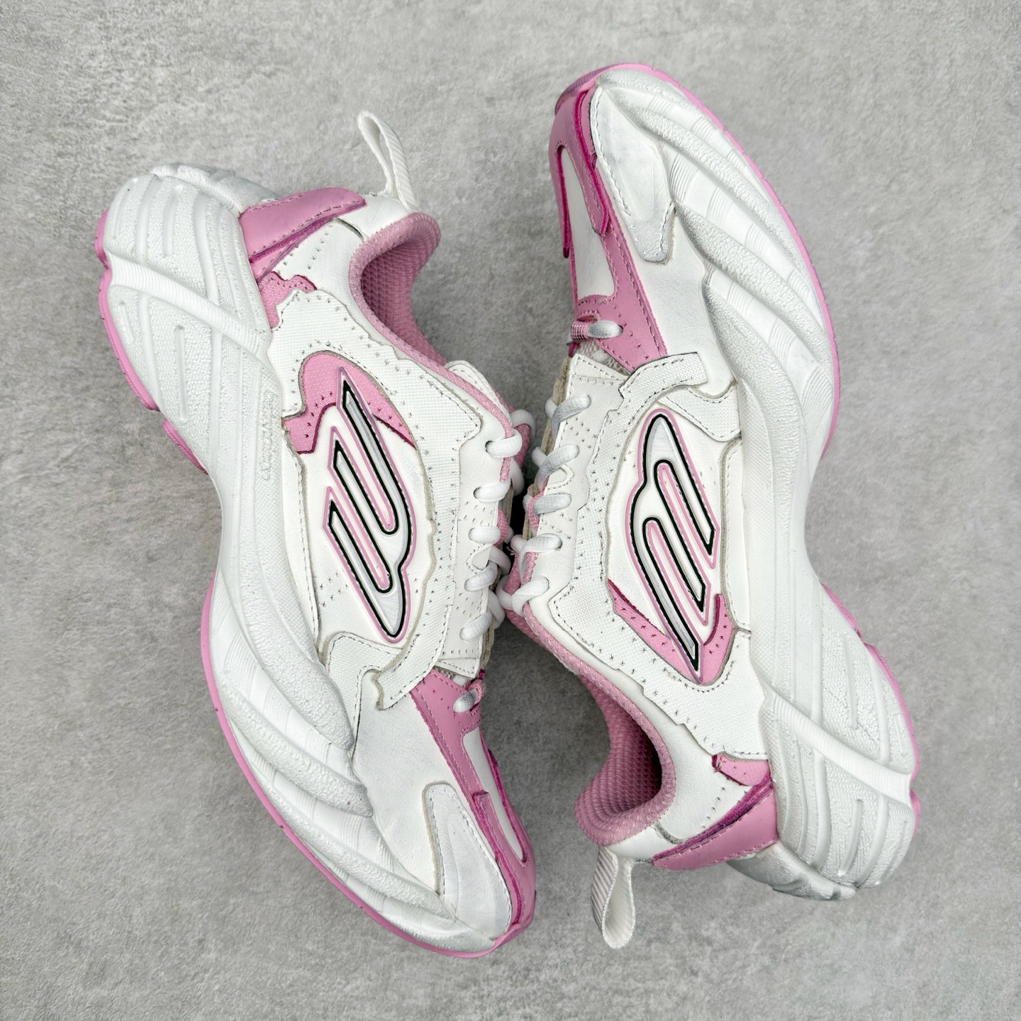 图片[3]-＃VG零售版 Balenciaga Monday 巴黎世家圆头厚底低帮老爹鞋 全套原纸板楦头开发 最原汁原味的灵魂版型 全鞋荧光划线卡点 胶水把控整洁度追求极致完美 每一双都是工艺品 多重QC质检 超越公司货的品控标准 实实在在的免检产品 原盒原配 正确字体电绣 粗细、位置、大小正确 侧边TPU 透气孔匹配意产原版 正确分离大底 TPU软底 原版一致大底LOGO 立体感十足 原厂皮料水洗做旧 采购原厂网纱 偏大一码 尺码：35 36 37 38 39 40 41 42 43 44 45 46-选品中心