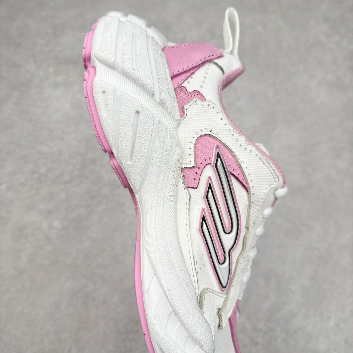 图片[6]-＃VG零售版 Balenciaga Monday 巴黎世家圆头厚底低帮老爹鞋 全套原纸板楦头开发 最原汁原味的灵魂版型 全鞋荧光划线卡点 胶水把控整洁度追求极致完美 每一双都是工艺品 多重QC质检 超越公司货的品控标准 实实在在的免检产品 原盒原配 正确字体电绣 粗细、位置、大小正确 侧边TPU 透气孔匹配意产原版 正确分离大底 TPU软底 原版一致大底LOGO 立体感十足 原厂皮料水洗做旧 采购原厂网纱 偏大一码 尺码：35 36 37 38 39 40 41 42 43 44 45 46-选品中心