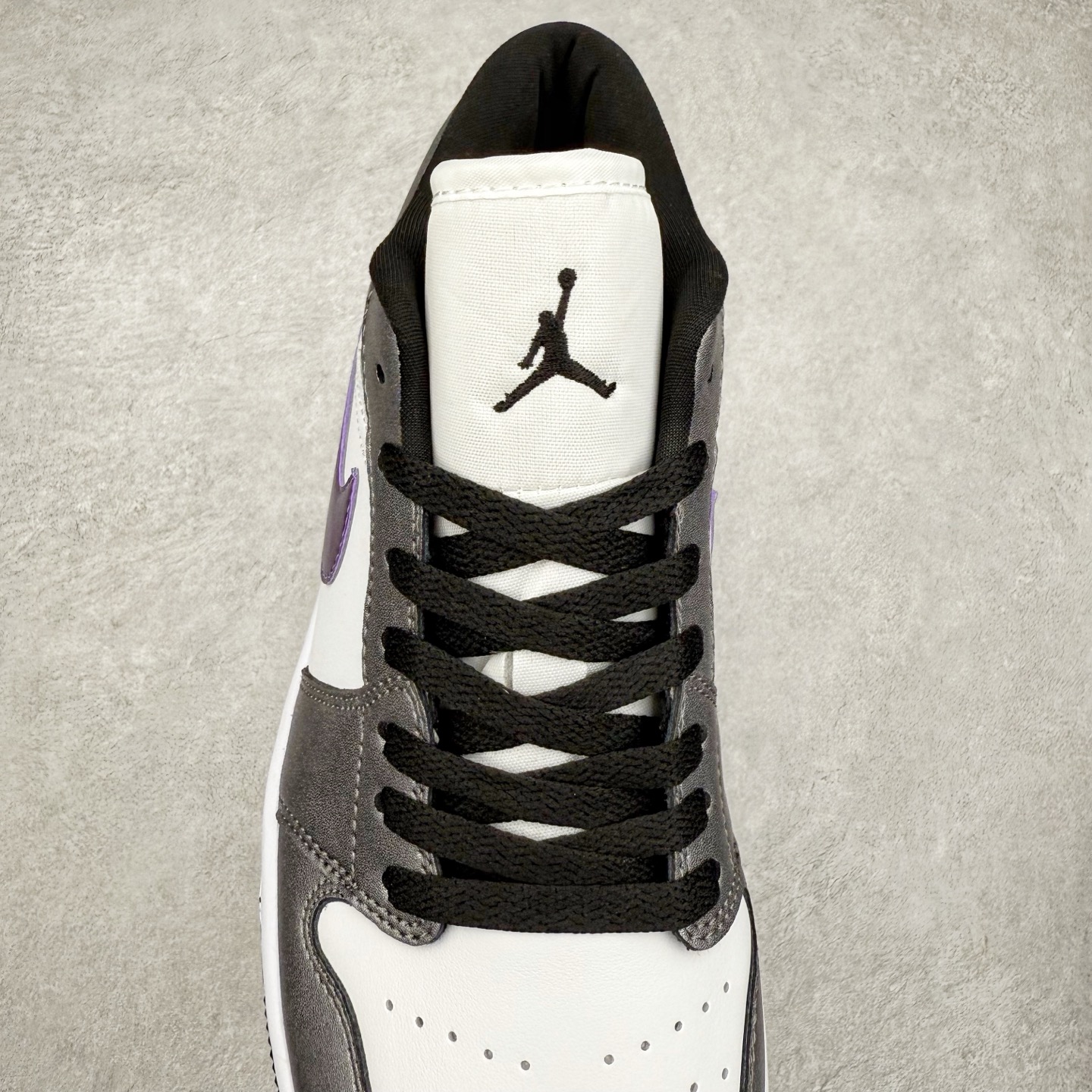 图片[5]-＃K版 Air Jordan AJ1 Low 低帮 紫黑 HJ5910-105 全新流水线出品 DT版本唯一平替选择 市场第二梯队最强版 全部原鞋开发 原楦原纸板开发 全鞋电脑针车 原厂内置全掌气垫 原盒内在原标 唯一Zp原版鞋带绑法 免检产品 全新2022版型 全头层皮料 完美零毛边处理 原厂配置全掌气垫 价格定位良心 几十个配色陆续出货 实拍调校N版已经零色差零失真 百分百还原实物色彩所见即所得 不存在货不对板色差等低级问题 选购参考实物拍摄 不混卖不参货 只用心做好货严格选品 承诺混一赔十 尺码：36 36.5 37.5 38 38.5 39 40 40.5 41 42 42.5 43 44 44.5 45-选品中心