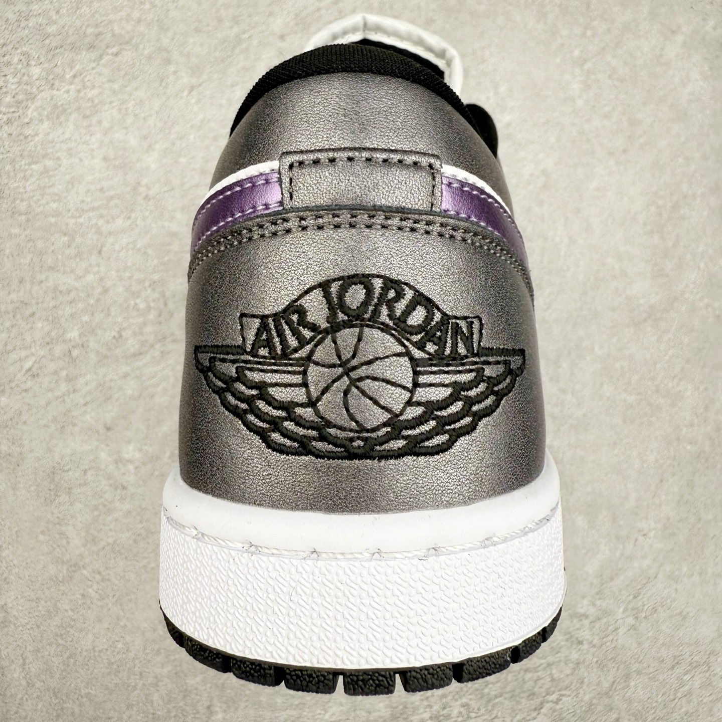 图片[8]-＃K版 Air Jordan AJ1 Low 低帮 紫黑 HJ5910-105 全新流水线出品 DT版本唯一平替选择 市场第二梯队最强版 全部原鞋开发 原楦原纸板开发 全鞋电脑针车 原厂内置全掌气垫 原盒内在原标 唯一Zp原版鞋带绑法 免检产品 全新2022版型 全头层皮料 完美零毛边处理 原厂配置全掌气垫 价格定位良心 几十个配色陆续出货 实拍调校N版已经零色差零失真 百分百还原实物色彩所见即所得 不存在货不对板色差等低级问题 选购参考实物拍摄 不混卖不参货 只用心做好货严格选品 承诺混一赔十 尺码：36 36.5 37.5 38 38.5 39 40 40.5 41 42 42.5 43 44 44.5 45-选品中心