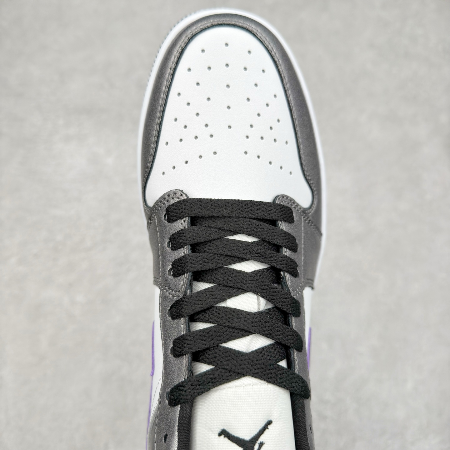 图片[4]-＃K版 Air Jordan AJ1 Low 低帮 紫黑 HJ5910-105 全新流水线出品 DT版本唯一平替选择 市场第二梯队最强版 全部原鞋开发 原楦原纸板开发 全鞋电脑针车 原厂内置全掌气垫 原盒内在原标 唯一Zp原版鞋带绑法 免检产品 全新2022版型 全头层皮料 完美零毛边处理 原厂配置全掌气垫 价格定位良心 几十个配色陆续出货 实拍调校N版已经零色差零失真 百分百还原实物色彩所见即所得 不存在货不对板色差等低级问题 选购参考实物拍摄 不混卖不参货 只用心做好货严格选品 承诺混一赔十 尺码：36 36.5 37.5 38 38.5 39 40 40.5 41 42 42.5 43 44 44.5 45-选品中心