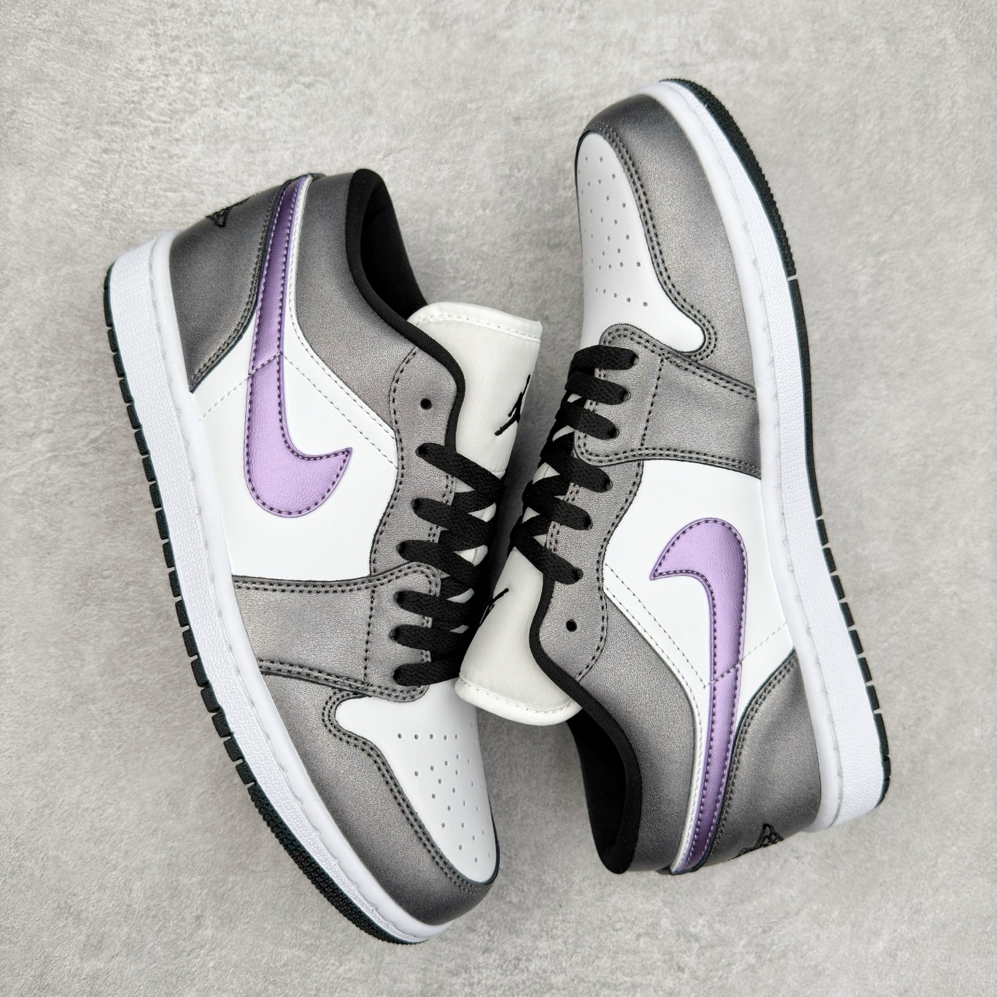 图片[3]-＃K版 Air Jordan AJ1 Low 低帮 紫黑 HJ5910-105 全新流水线出品 DT版本唯一平替选择 市场第二梯队最强版 全部原鞋开发 原楦原纸板开发 全鞋电脑针车 原厂内置全掌气垫 原盒内在原标 唯一Zp原版鞋带绑法 免检产品 全新2022版型 全头层皮料 完美零毛边处理 原厂配置全掌气垫 价格定位良心 几十个配色陆续出货 实拍调校N版已经零色差零失真 百分百还原实物色彩所见即所得 不存在货不对板色差等低级问题 选购参考实物拍摄 不混卖不参货 只用心做好货严格选品 承诺混一赔十 尺码：36 36.5 37.5 38 38.5 39 40 40.5 41 42 42.5 43 44 44.5 45-选品中心