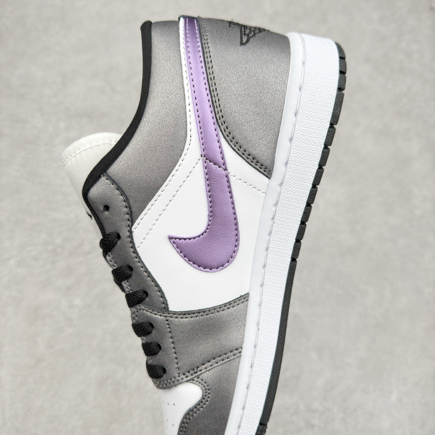 图片[7]-＃K版 Air Jordan AJ1 Low 低帮 紫黑 HJ5910-105 全新流水线出品 DT版本唯一平替选择 市场第二梯队最强版 全部原鞋开发 原楦原纸板开发 全鞋电脑针车 原厂内置全掌气垫 原盒内在原标 唯一Zp原版鞋带绑法 免检产品 全新2022版型 全头层皮料 完美零毛边处理 原厂配置全掌气垫 价格定位良心 几十个配色陆续出货 实拍调校N版已经零色差零失真 百分百还原实物色彩所见即所得 不存在货不对板色差等低级问题 选购参考实物拍摄 不混卖不参货 只用心做好货严格选品 承诺混一赔十 尺码：36 36.5 37.5 38 38.5 39 40 40.5 41 42 42.5 43 44 44.5 45-选品中心