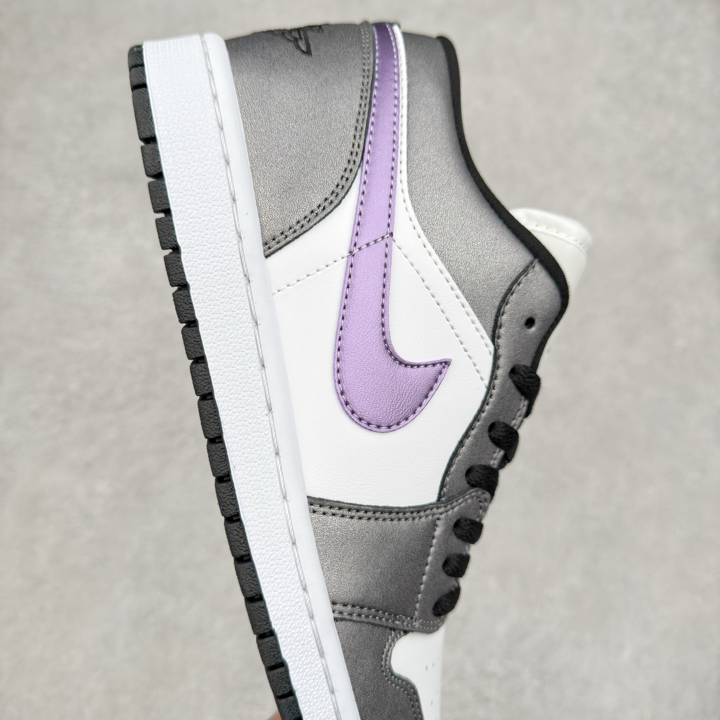 图片[6]-＃K版 Air Jordan AJ1 Low 低帮 紫黑 HJ5910-105 全新流水线出品 DT版本唯一平替选择 市场第二梯队最强版 全部原鞋开发 原楦原纸板开发 全鞋电脑针车 原厂内置全掌气垫 原盒内在原标 唯一Zp原版鞋带绑法 免检产品 全新2022版型 全头层皮料 完美零毛边处理 原厂配置全掌气垫 价格定位良心 几十个配色陆续出货 实拍调校N版已经零色差零失真 百分百还原实物色彩所见即所得 不存在货不对板色差等低级问题 选购参考实物拍摄 不混卖不参货 只用心做好货严格选品 承诺混一赔十 尺码：36 36.5 37.5 38 38.5 39 40 40.5 41 42 42.5 43 44 44.5 45-选品中心