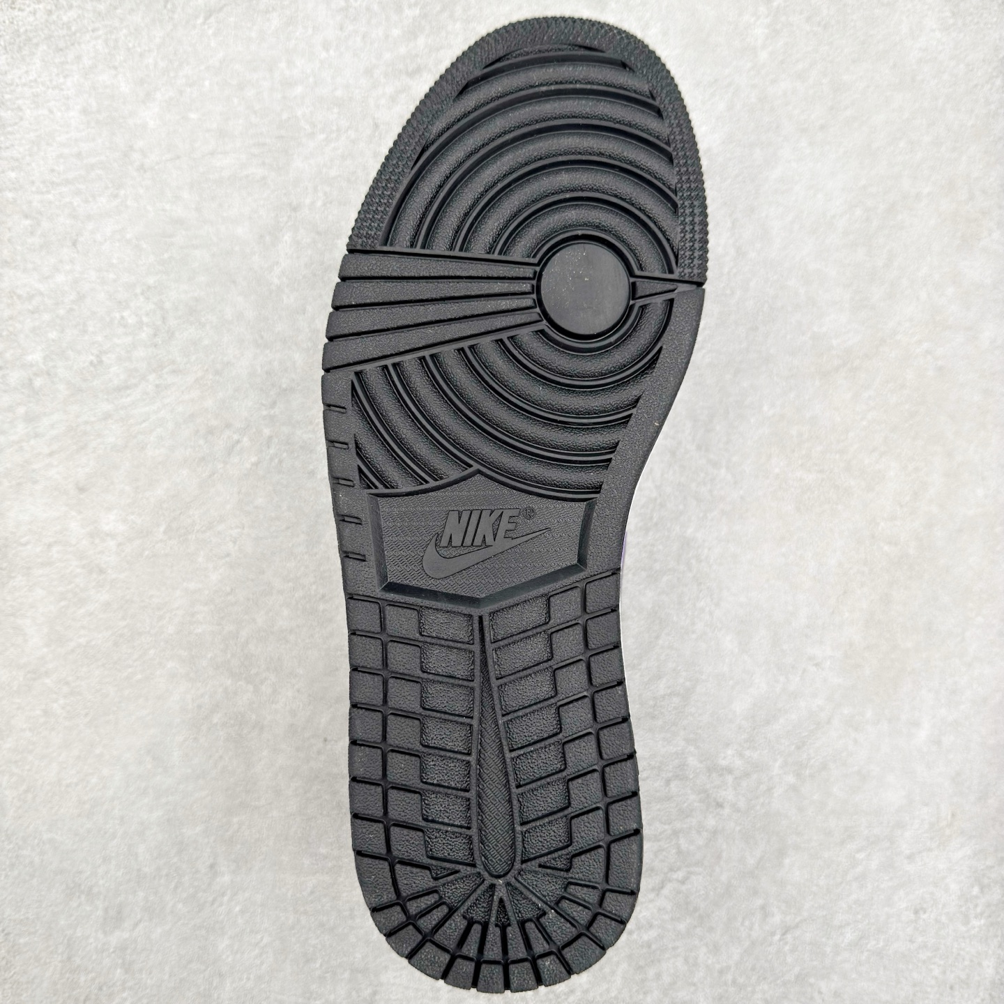 图片[9]-＃K版 Air Jordan AJ1 Low 低帮 紫黑 HJ5910-105 全新流水线出品 DT版本唯一平替选择 市场第二梯队最强版 全部原鞋开发 原楦原纸板开发 全鞋电脑针车 原厂内置全掌气垫 原盒内在原标 唯一Zp原版鞋带绑法 免检产品 全新2022版型 全头层皮料 完美零毛边处理 原厂配置全掌气垫 价格定位良心 几十个配色陆续出货 实拍调校N版已经零色差零失真 百分百还原实物色彩所见即所得 不存在货不对板色差等低级问题 选购参考实物拍摄 不混卖不参货 只用心做好货严格选品 承诺混一赔十 尺码：36 36.5 37.5 38 38.5 39 40 40.5 41 42 42.5 43 44 44.5 45-选品中心