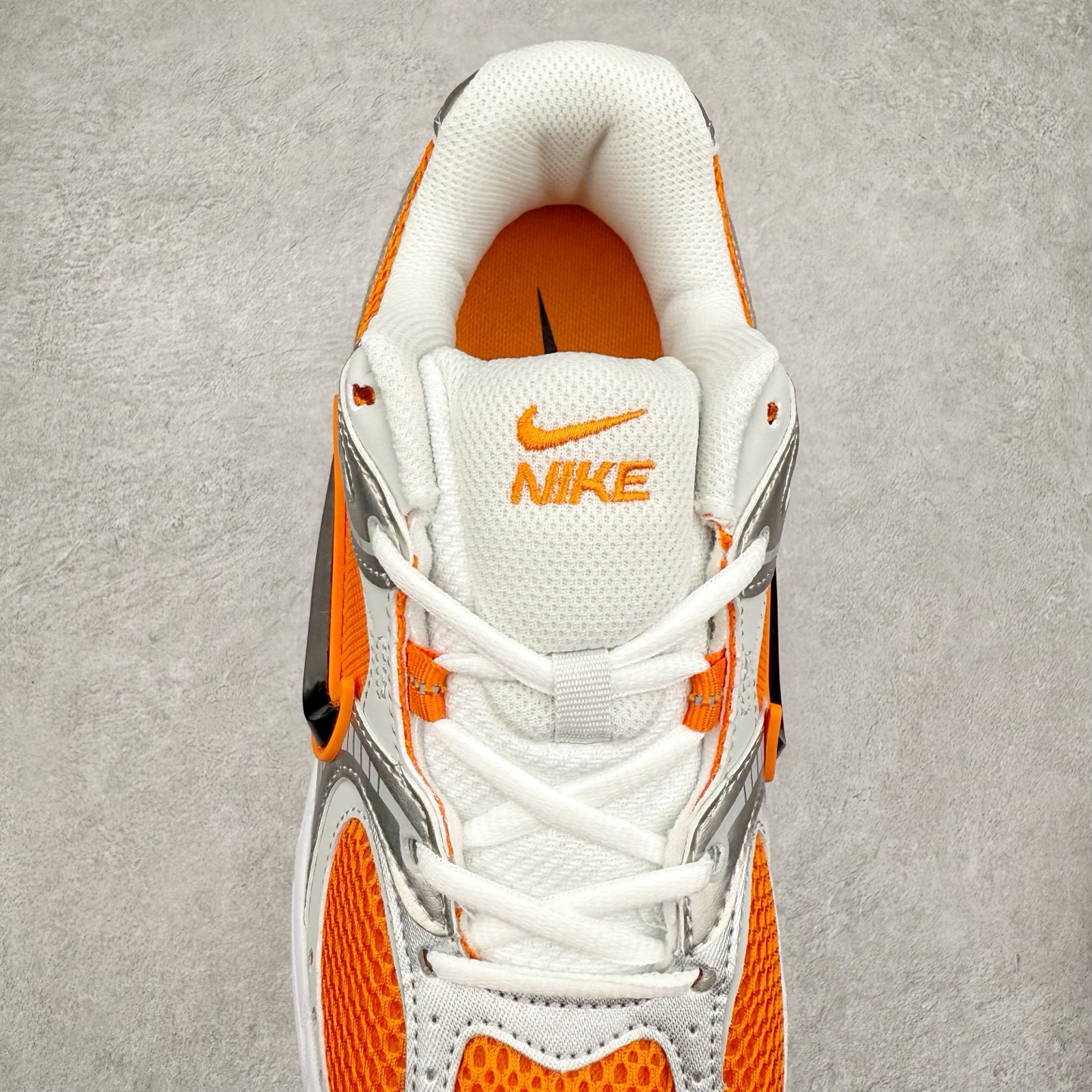 图片[5]-NK V5 RNR 舒适百搭防滑耐磨低帮跑步鞋 HJ5228-800 舒适有型适合日常穿着 该鞋款延续千禧年经典设计搭载泡绵中底 厚实而轻盈匠心细节巧搭立体耐克勾标志焕新演绎复古跑鞋 鞋款从千禧年美学汲取灵感 混搭多种材质突显层次感立体感和传统跑步风范 尺码：36 36.5 37.5 38 38.5 39 40 40.5 41 42 42.5 43 44 44.5 45-选品中心