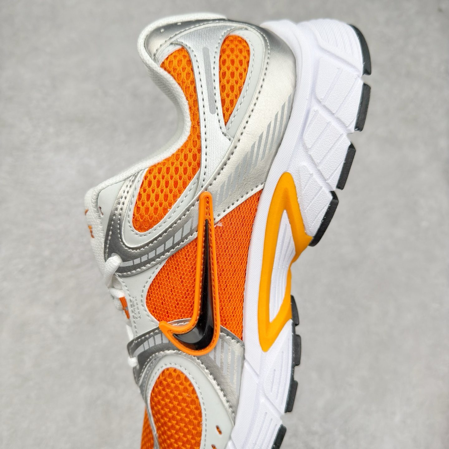 图片[7]-NK V5 RNR 舒适百搭防滑耐磨低帮跑步鞋 HJ5228-800 舒适有型适合日常穿着 该鞋款延续千禧年经典设计搭载泡绵中底 厚实而轻盈匠心细节巧搭立体耐克勾标志焕新演绎复古跑鞋 鞋款从千禧年美学汲取灵感 混搭多种材质突显层次感立体感和传统跑步风范 尺码：36 36.5 37.5 38 38.5 39 40 40.5 41 42 42.5 43 44 44.5 45-选品中心