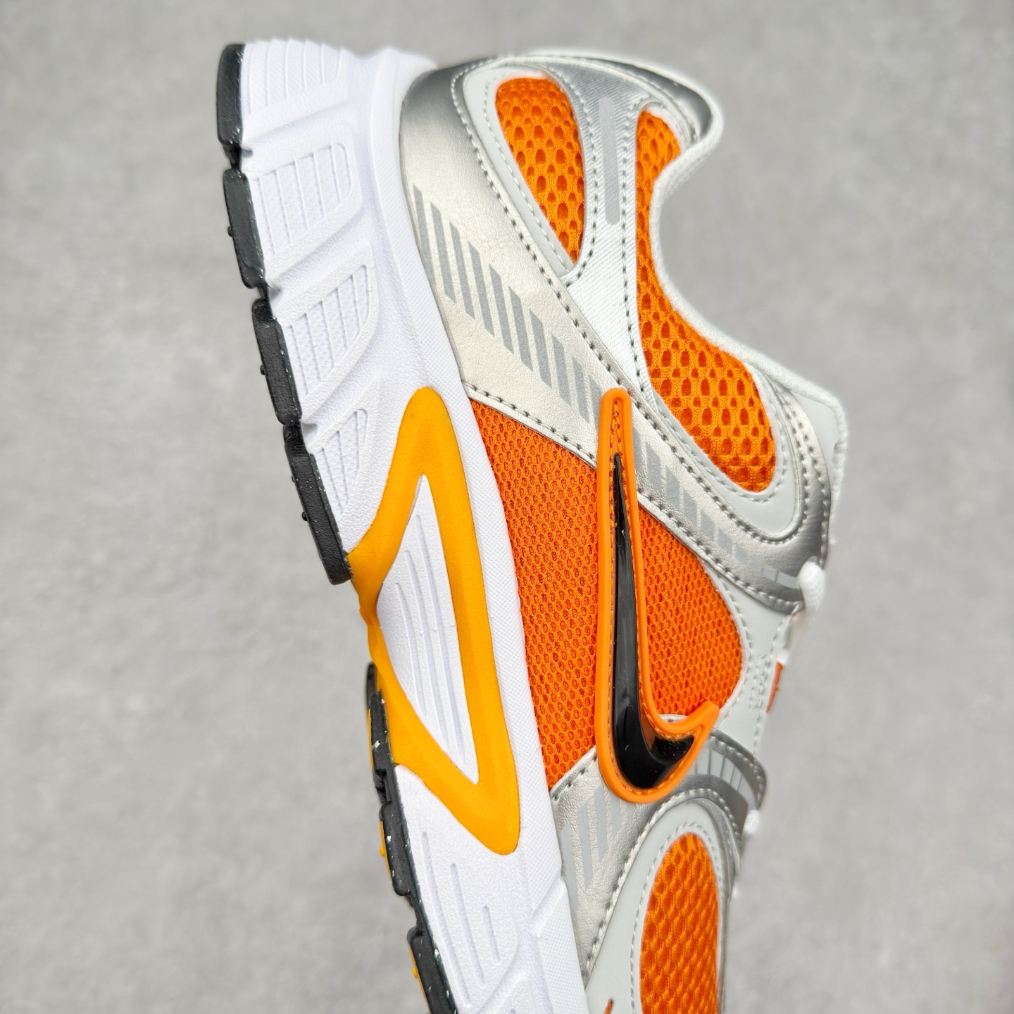 图片[6]-NK V5 RNR 舒适百搭防滑耐磨低帮跑步鞋 HJ5228-800 舒适有型适合日常穿着 该鞋款延续千禧年经典设计搭载泡绵中底 厚实而轻盈匠心细节巧搭立体耐克勾标志焕新演绎复古跑鞋 鞋款从千禧年美学汲取灵感 混搭多种材质突显层次感立体感和传统跑步风范 尺码：36 36.5 37.5 38 38.5 39 40 40.5 41 42 42.5 43 44 44.5 45-选品中心