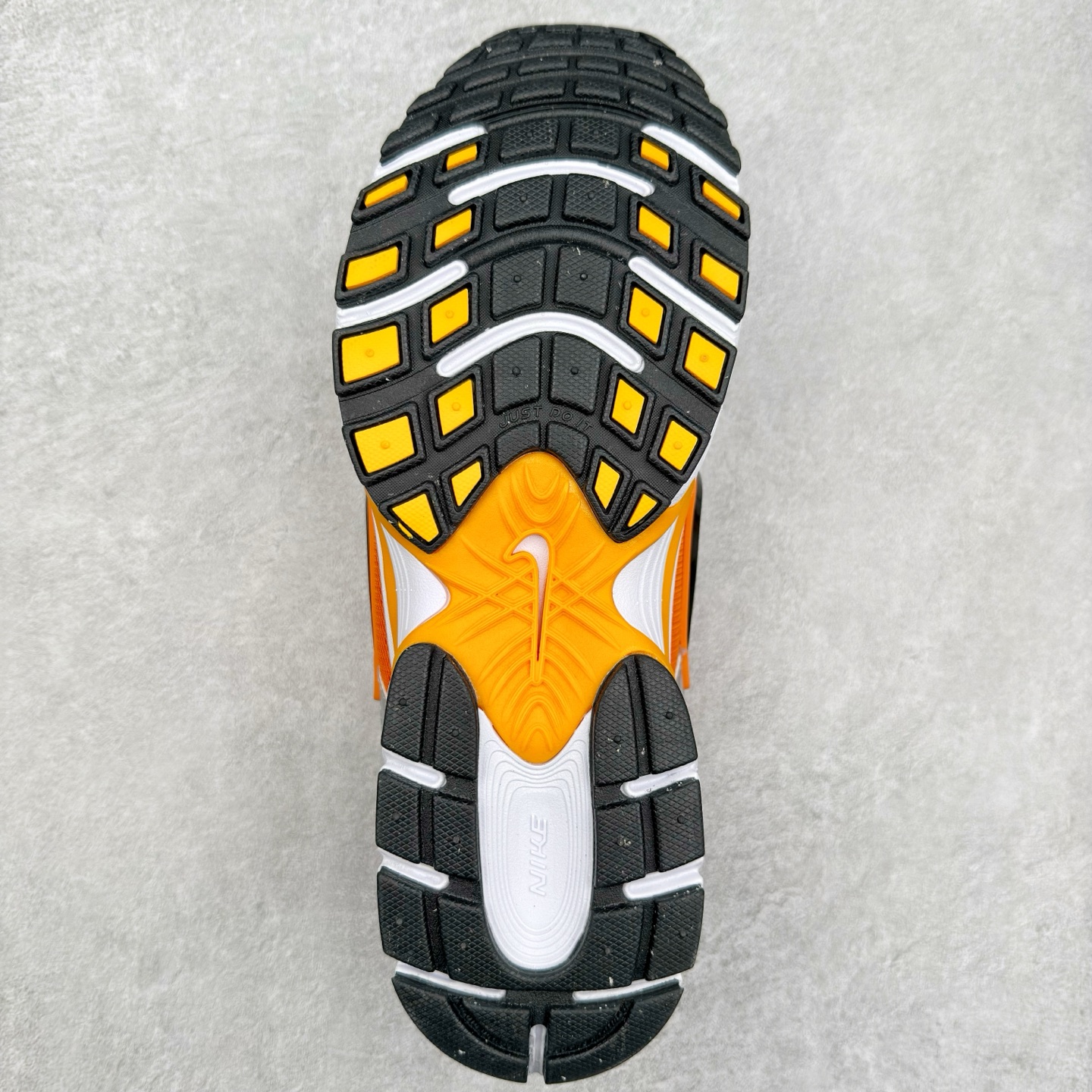 图片[9]-NK V5 RNR 舒适百搭防滑耐磨低帮跑步鞋 HJ5228-800 舒适有型适合日常穿着 该鞋款延续千禧年经典设计搭载泡绵中底 厚实而轻盈匠心细节巧搭立体耐克勾标志焕新演绎复古跑鞋 鞋款从千禧年美学汲取灵感 混搭多种材质突显层次感立体感和传统跑步风范 尺码：36 36.5 37.5 38 38.5 39 40 40.5 41 42 42.5 43 44 44.5 45-选品中心