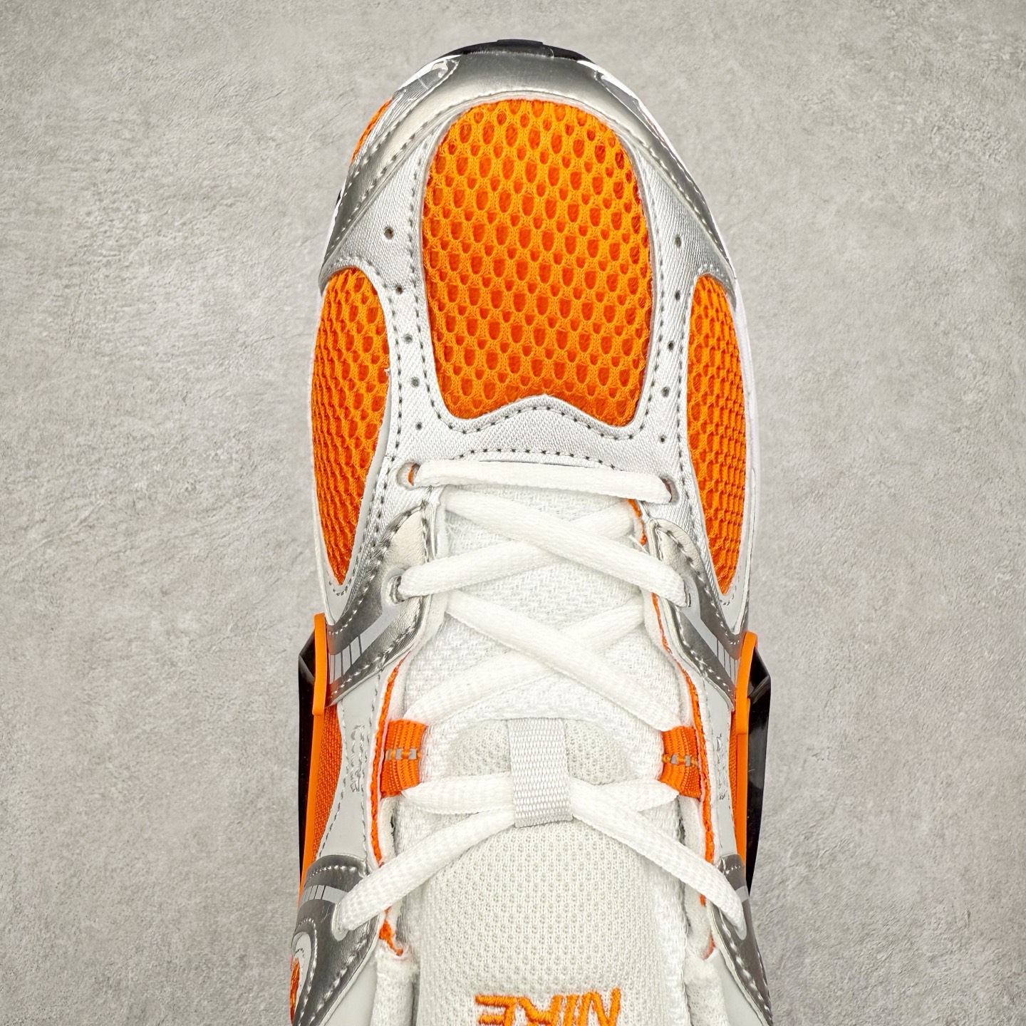 图片[4]-NK V5 RNR 舒适百搭防滑耐磨低帮跑步鞋 HJ5228-800 舒适有型适合日常穿着 该鞋款延续千禧年经典设计搭载泡绵中底 厚实而轻盈匠心细节巧搭立体耐克勾标志焕新演绎复古跑鞋 鞋款从千禧年美学汲取灵感 混搭多种材质突显层次感立体感和传统跑步风范 尺码：36 36.5 37.5 38 38.5 39 40 40.5 41 42 42.5 43 44 44.5 45-选品中心