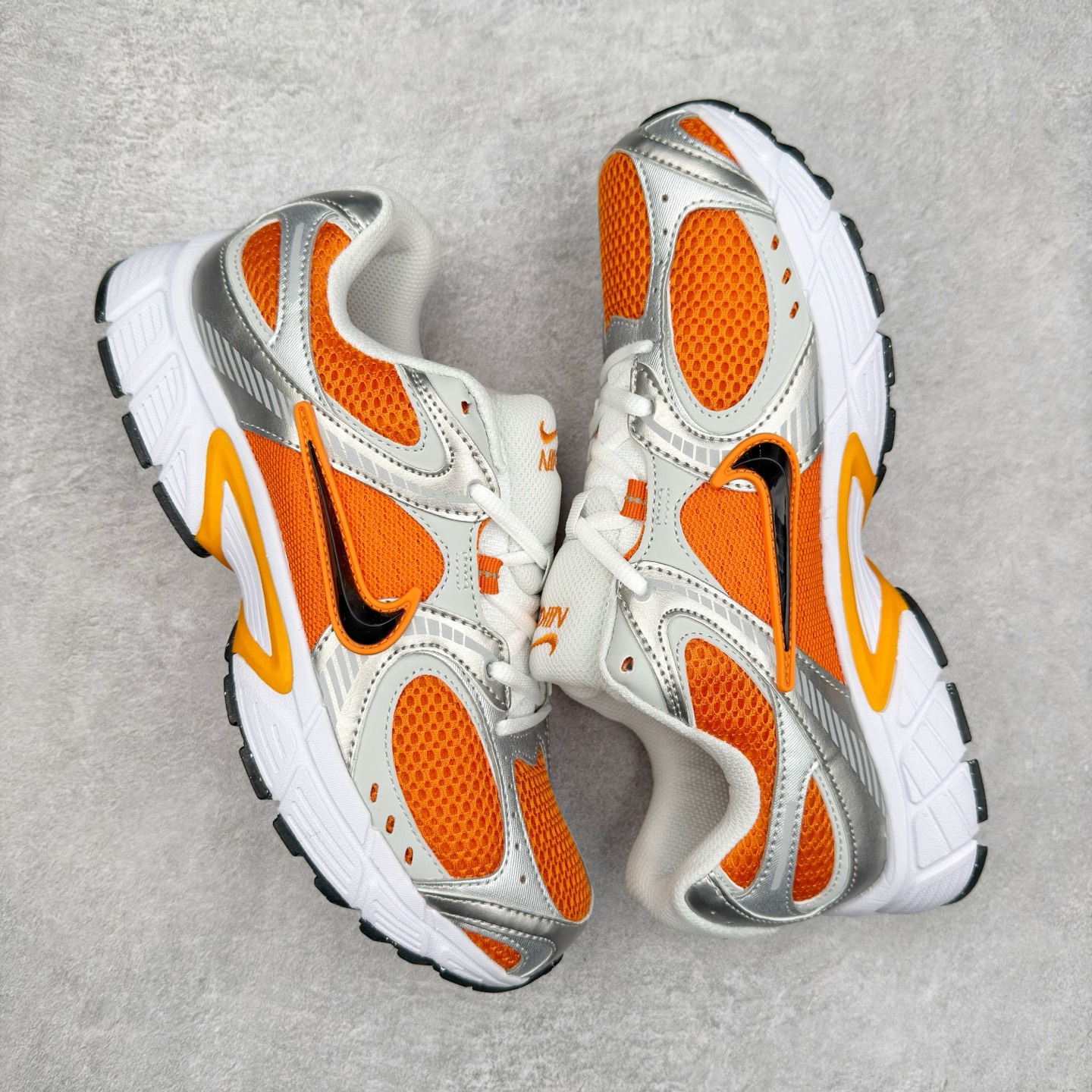 图片[3]-NK V5 RNR 舒适百搭防滑耐磨低帮跑步鞋 HJ5228-800 舒适有型适合日常穿着 该鞋款延续千禧年经典设计搭载泡绵中底 厚实而轻盈匠心细节巧搭立体耐克勾标志焕新演绎复古跑鞋 鞋款从千禧年美学汲取灵感 混搭多种材质突显层次感立体感和传统跑步风范 尺码：36 36.5 37.5 38 38.5 39 40 40.5 41 42 42.5 43 44 44.5 45-选品中心