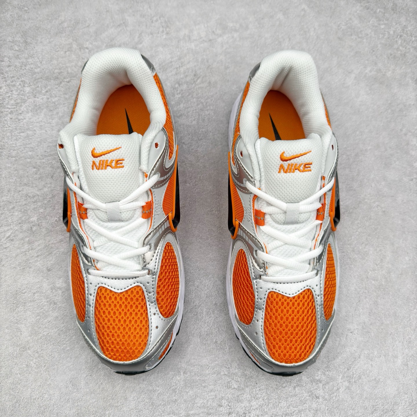 图片[2]-NK V5 RNR 舒适百搭防滑耐磨低帮跑步鞋 HJ5228-800 舒适有型适合日常穿着 该鞋款延续千禧年经典设计搭载泡绵中底 厚实而轻盈匠心细节巧搭立体耐克勾标志焕新演绎复古跑鞋 鞋款从千禧年美学汲取灵感 混搭多种材质突显层次感立体感和传统跑步风范 尺码：36 36.5 37.5 38 38.5 39 40 40.5 41 42 42.5 43 44 44.5 45-选品中心